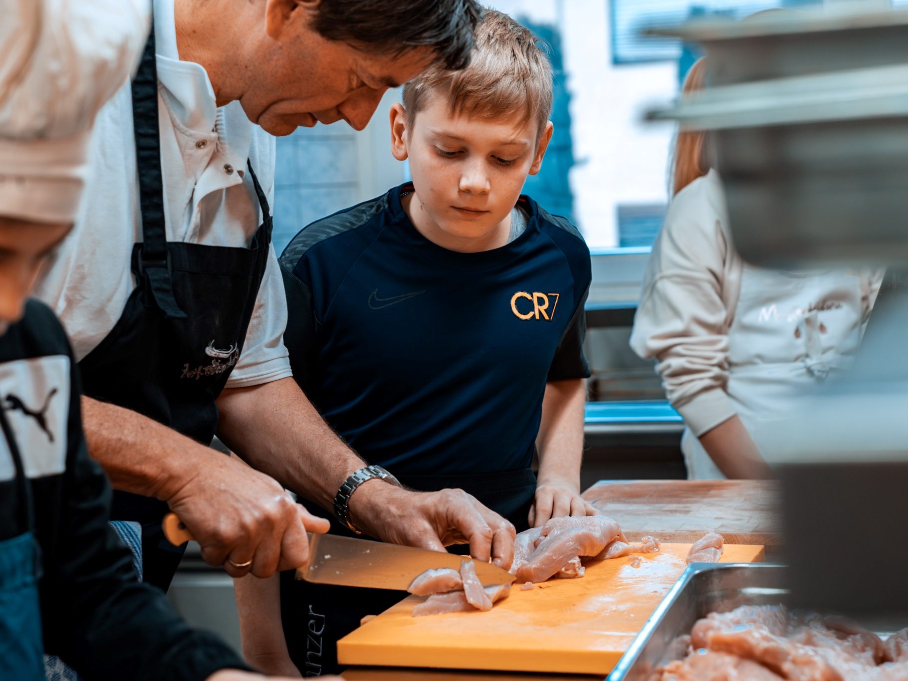 Kochen mit dem Chefkoch im Rankweiler Hof im Rahmen des Semesterferienprogrammes. Kochen mit dem Chefkoch im Rankweiler Hof im Rahmen des Semesterferienprogrammes.