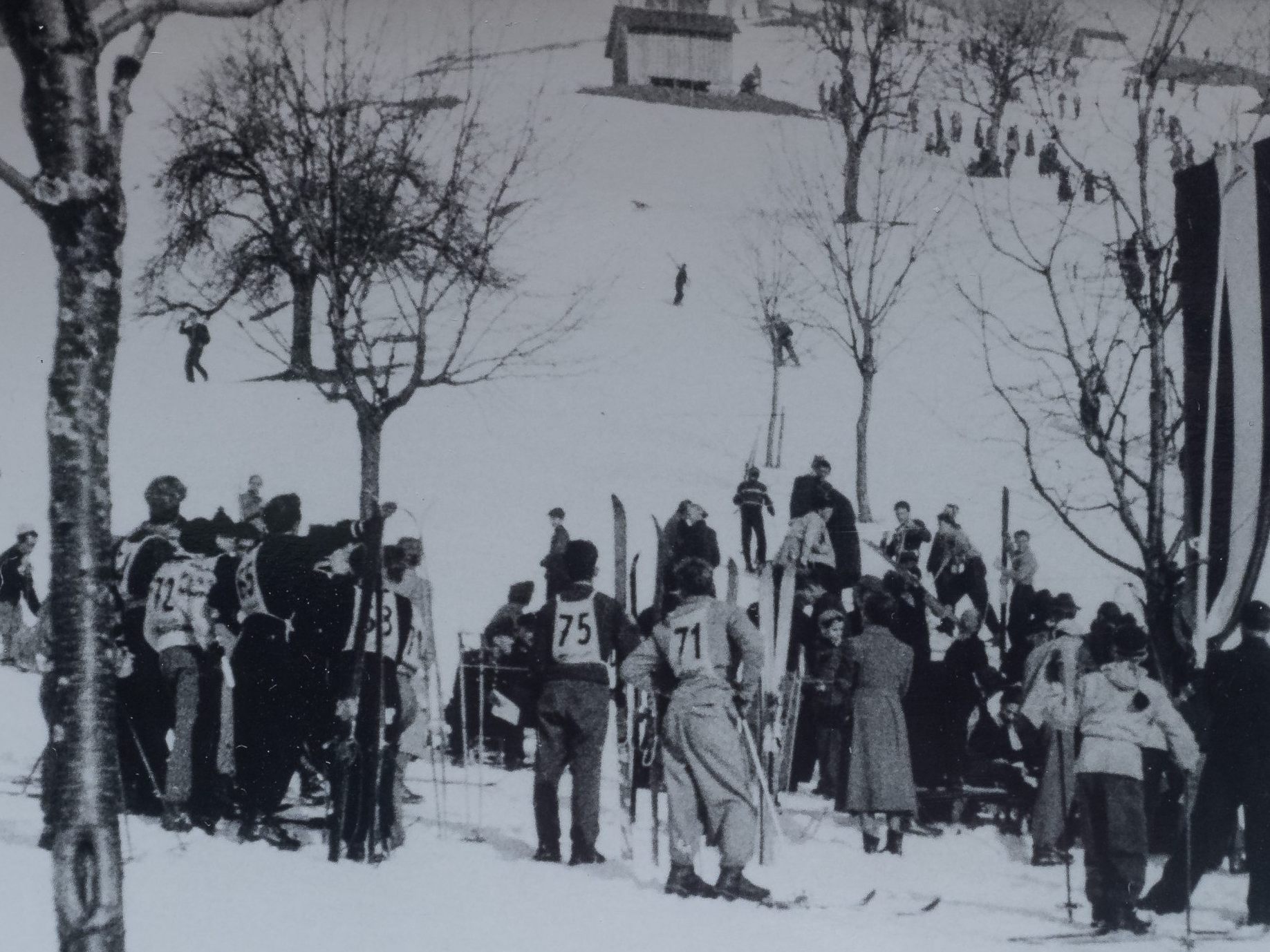 Blick auf das Zielgelände des Slaloms bei den Jugendmeisterschaften 1954. Blick auf das Zielgelände des Slaloms bei den Jugendmeisterschaften 1954.