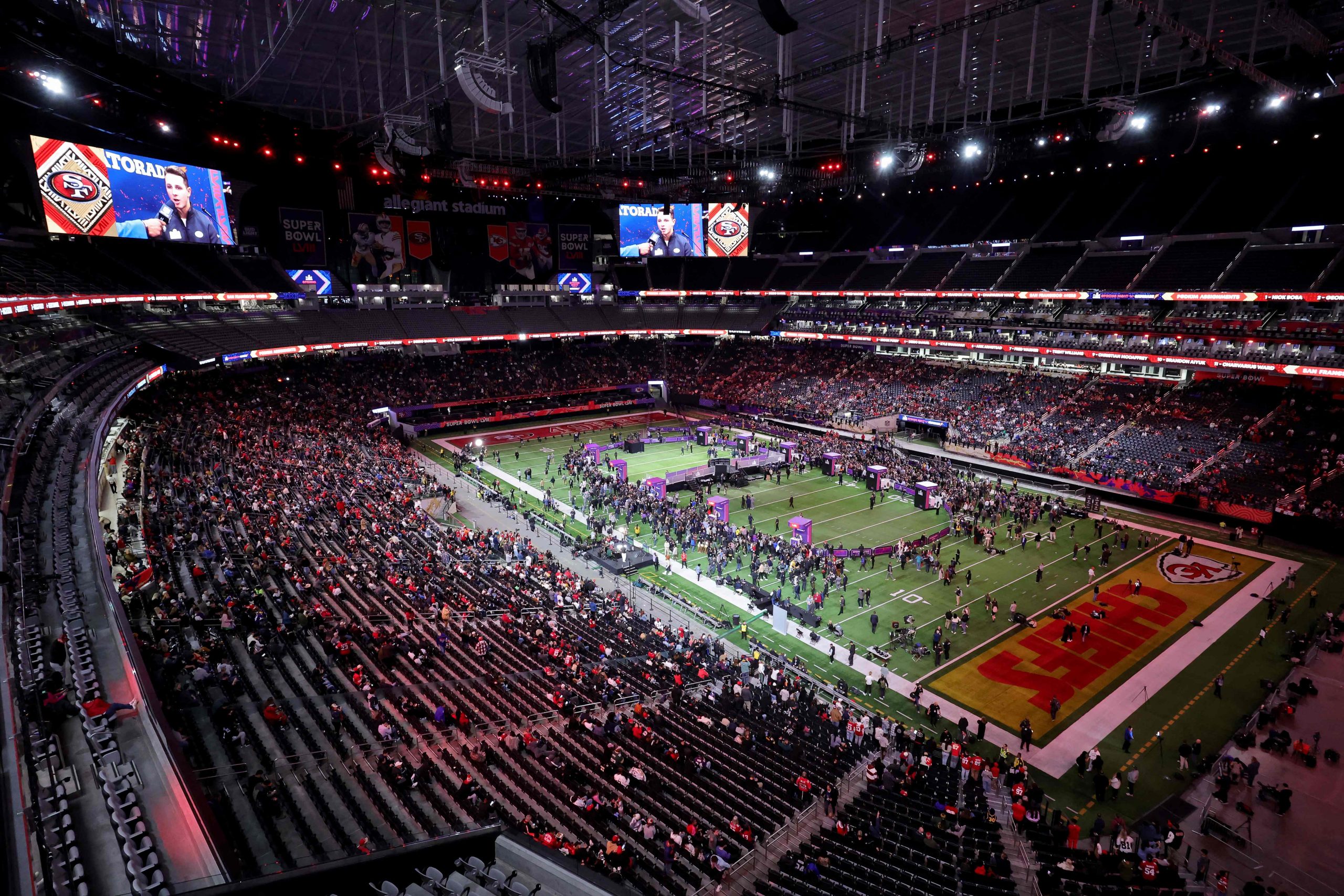 Ein allgemeiner Blick auf das Spielfeld während der Eröffnungsnacht des Super Bowl LVIII im Allegiant Stadium am 5. Februar 2024 in Las Vegas, Nevada. Ein allgemeiner Blick auf das Spielfeld während der Eröffnungsnacht des Super Bowl LVIII im Allegiant Stadium am 5. Februar 2024 in Las Vegas, Nevada.