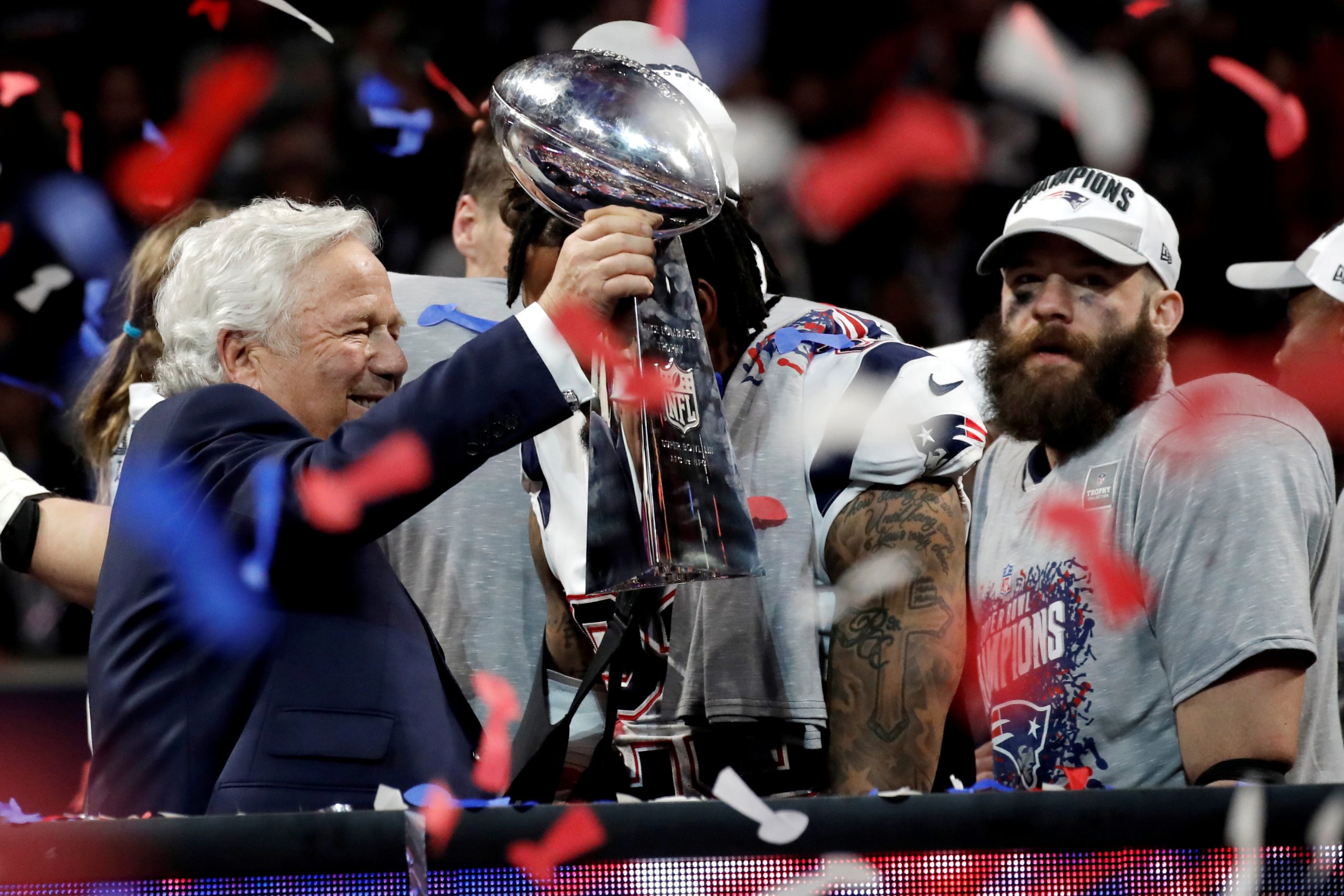 Julian Edelman (R) von den New England Patriots und der Besitzer der New England Patriots, Robert Kraft, feiern mit der Vince Lombardi Trophäe nach dem Gewinn des Super Bowl LIII. Julian Edelman (R) von den New England Patriots und der Besitzer der New England Patriots, Robert Kraft, feiern mit der Vince Lombardi Trophäe nach dem Gewinn des Super Bowl LIII.