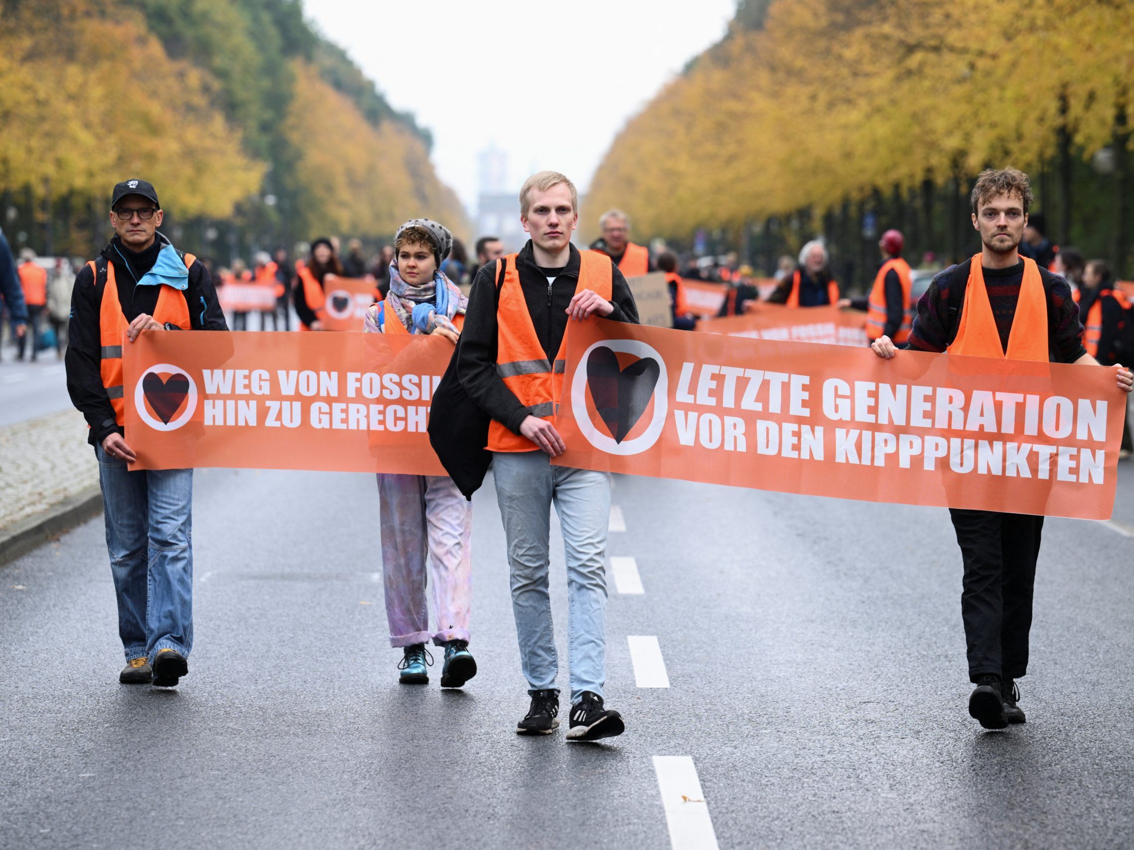 Die Klimaaktivisten wollen "lauter, kompromissloser und stärker" weiterprotestieren. Die Klimaaktivisten wollen "lauter, kompromissloser und stärker" weiterprotestieren.