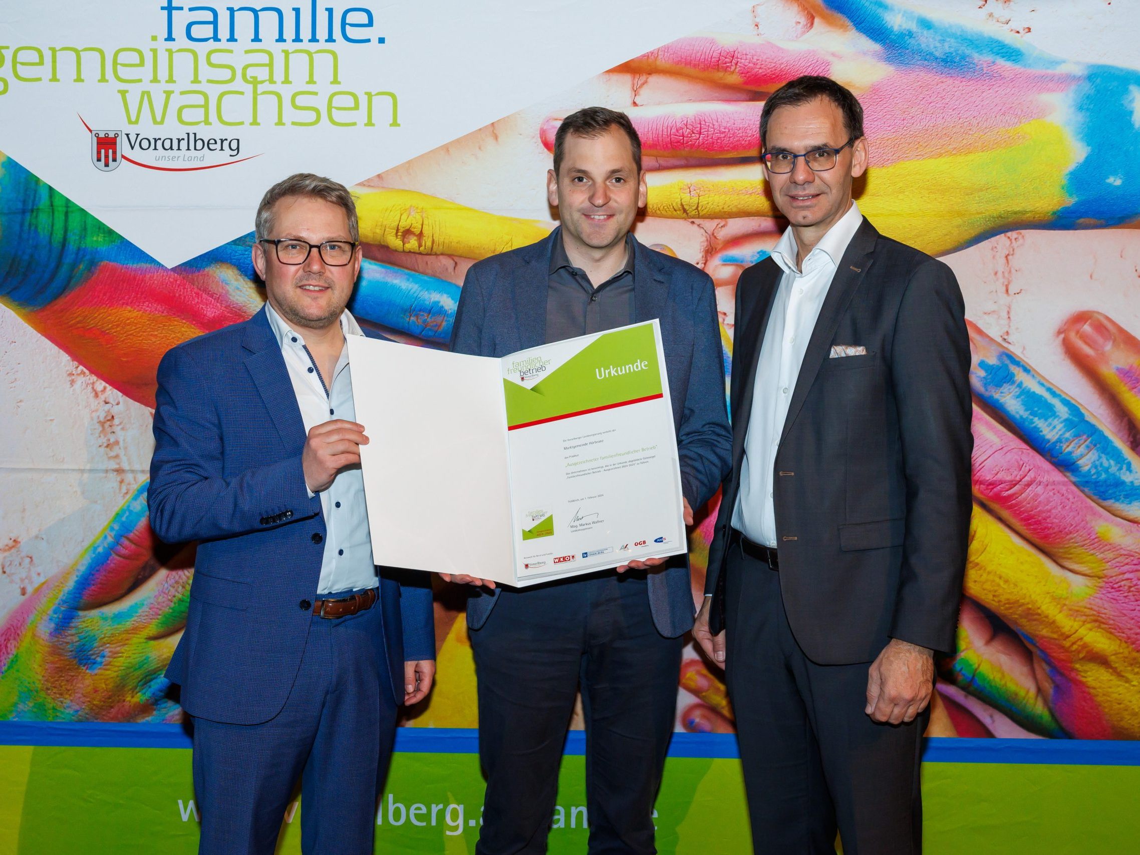 Martin Gratzer (Obmann Personalvertretung) und Bürgermeister Andreas Kresser mit Landeshauptmann Markus Wallner bei der Verleihung in Feldkirch. Martin Gratzer (Obmann Personalvertretung) und Bürgermeister Andreas Kresser mit Landeshauptmann Markus Wallner bei der Verleihung in Feldkirch.