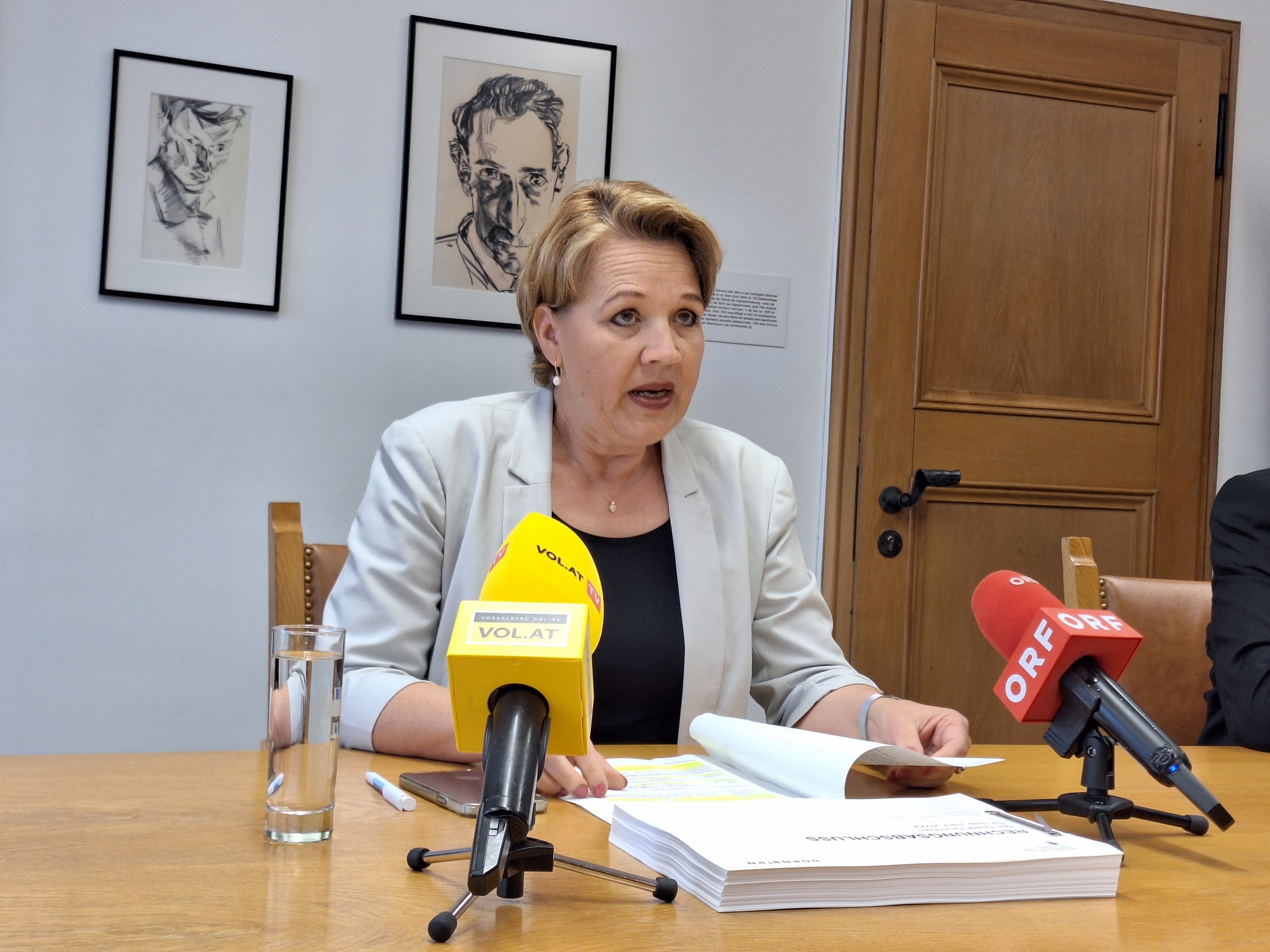 "Damit verbessern wir das Bürgerservice der Stadtverwaltung. Der Automat steht rund um die Uhr vor dem Rathaus zur Verfügung." "Damit verbessern wir das Bürgerservice der Stadtverwaltung. Der Automat steht rund um die Uhr vor dem Rathaus zur Verfügung."