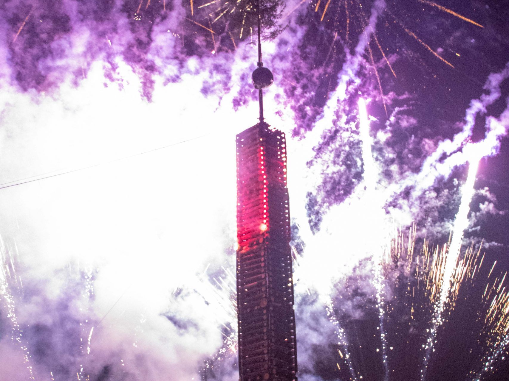 Das Anzünden des Bresner Funken wurde durch pyrotechnische Effekte untermalt. Das Anzünden des Bresner Funken wurde durch pyrotechnische Effekte untermalt.