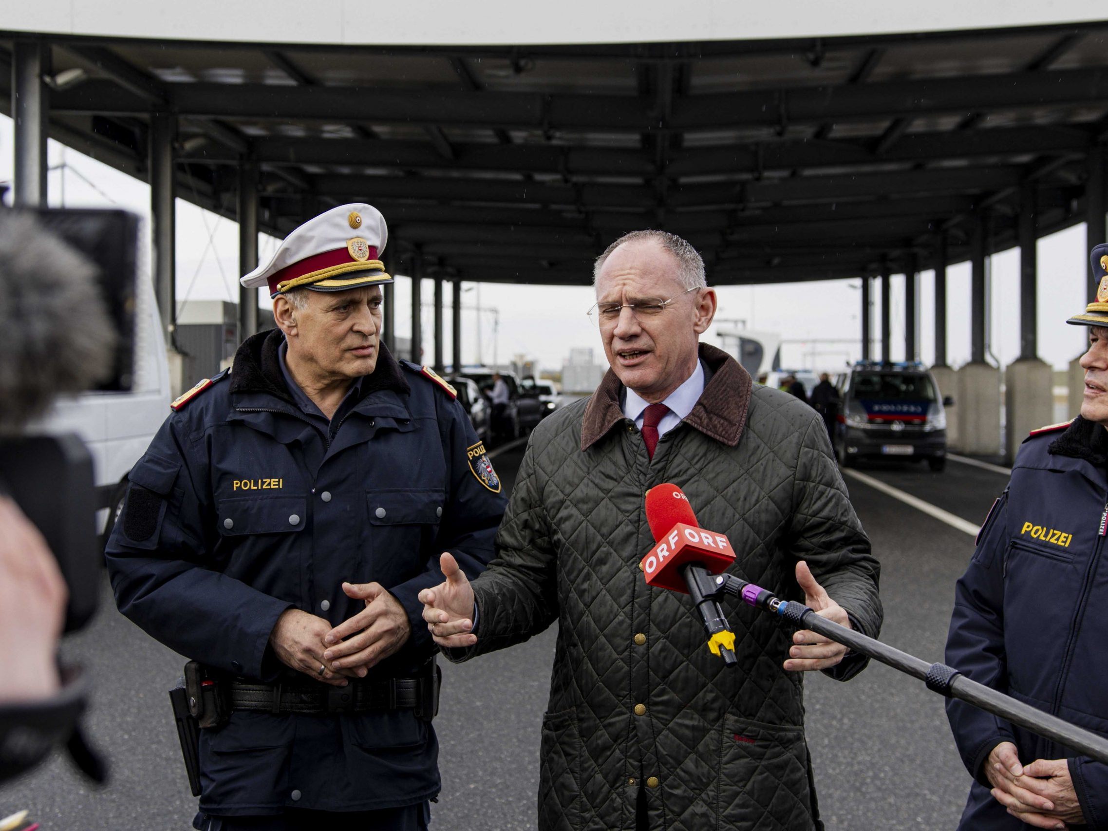 Karner umrahmt von Brigadier Willy Konrath (links) und Niederösterreichs Landespolizeidirektor Franz Popp (rechts). Der Innenminister nannte die Software "ein wichtiges Tool".