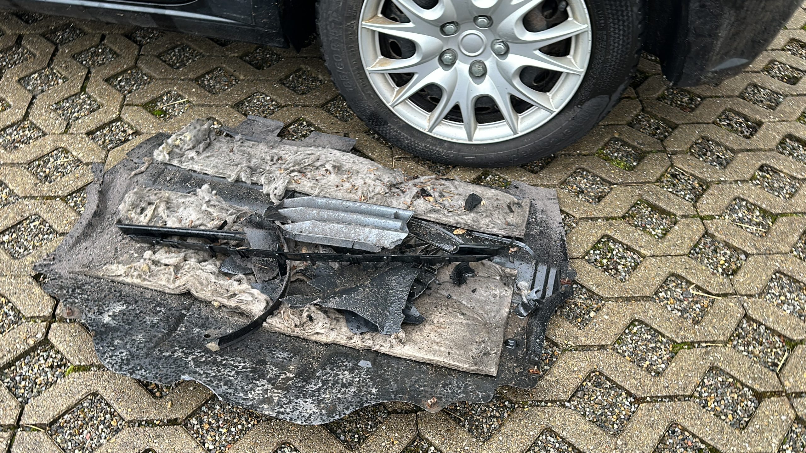 Durch den Zusammenstoß lösten sich Teile vom Auto. Durch den Zusammenstoß lösten sich Teile vom Auto.