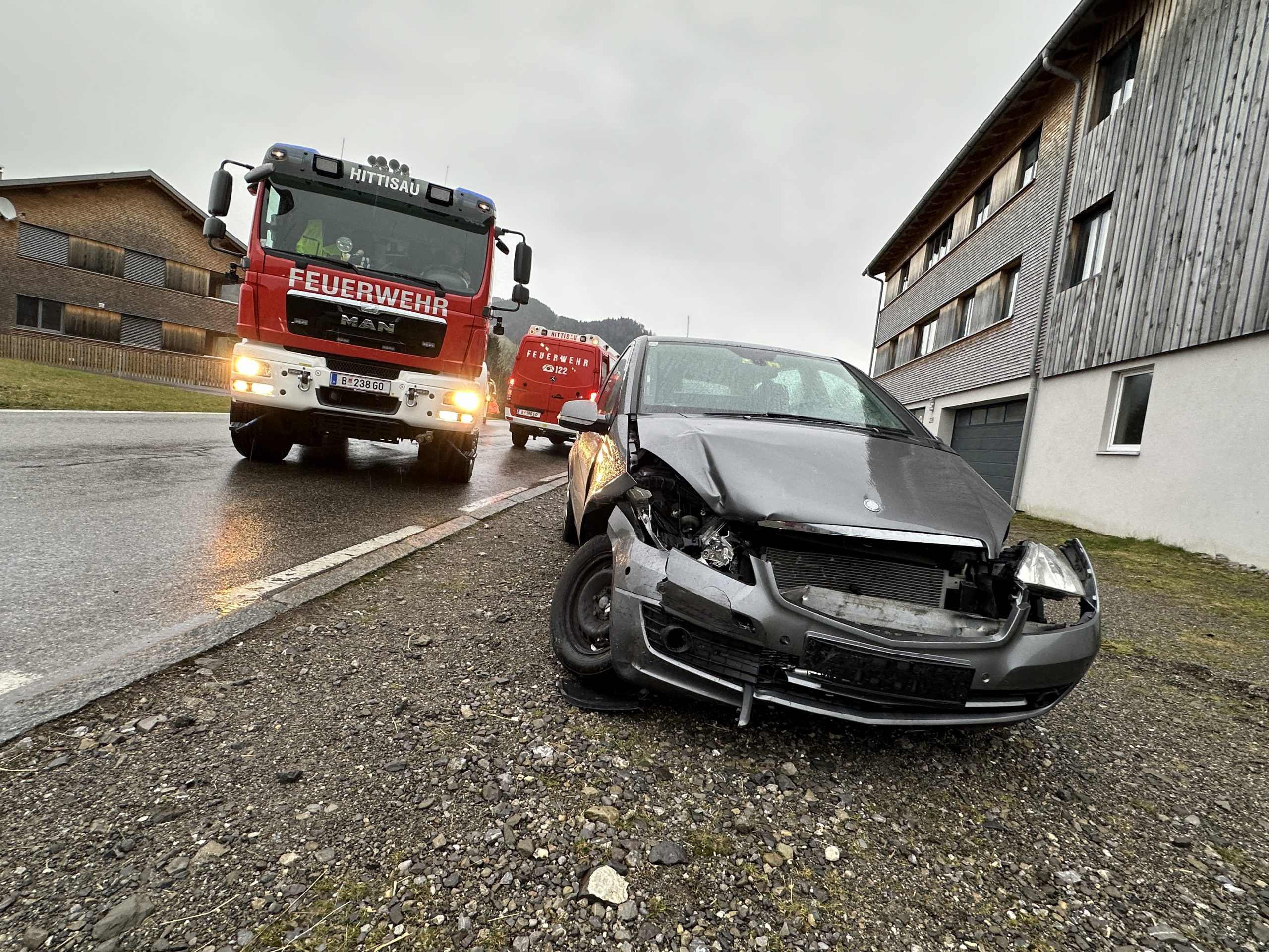 Auch der Mercedes wurde vor allem vorne beschädigt. Auch der Mercedes wurde vor allem vorne beschädigt.