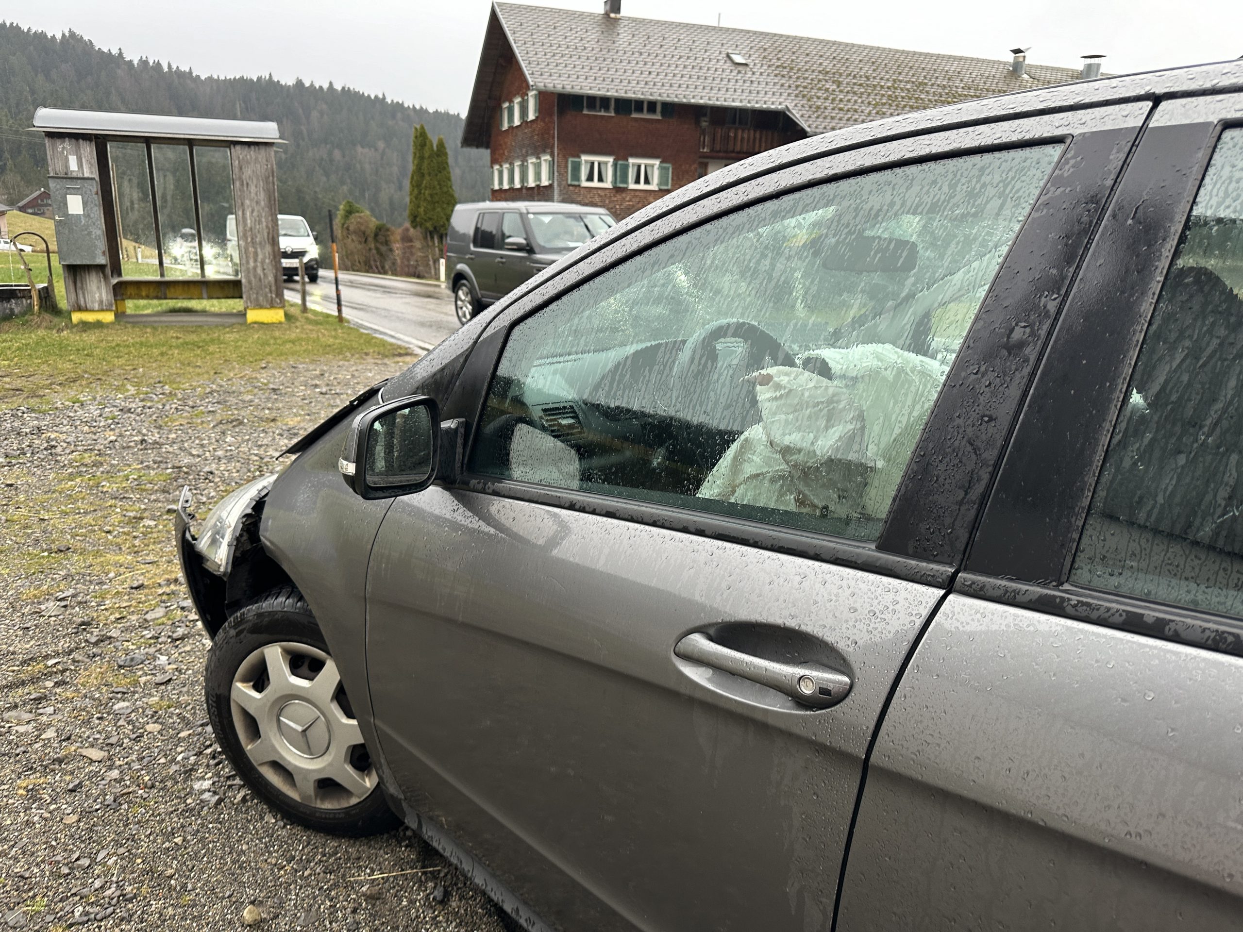 Beim Aufprall wurden die Airbags ausgelöst. Beim Aufprall wurden die Airbags ausgelöst.