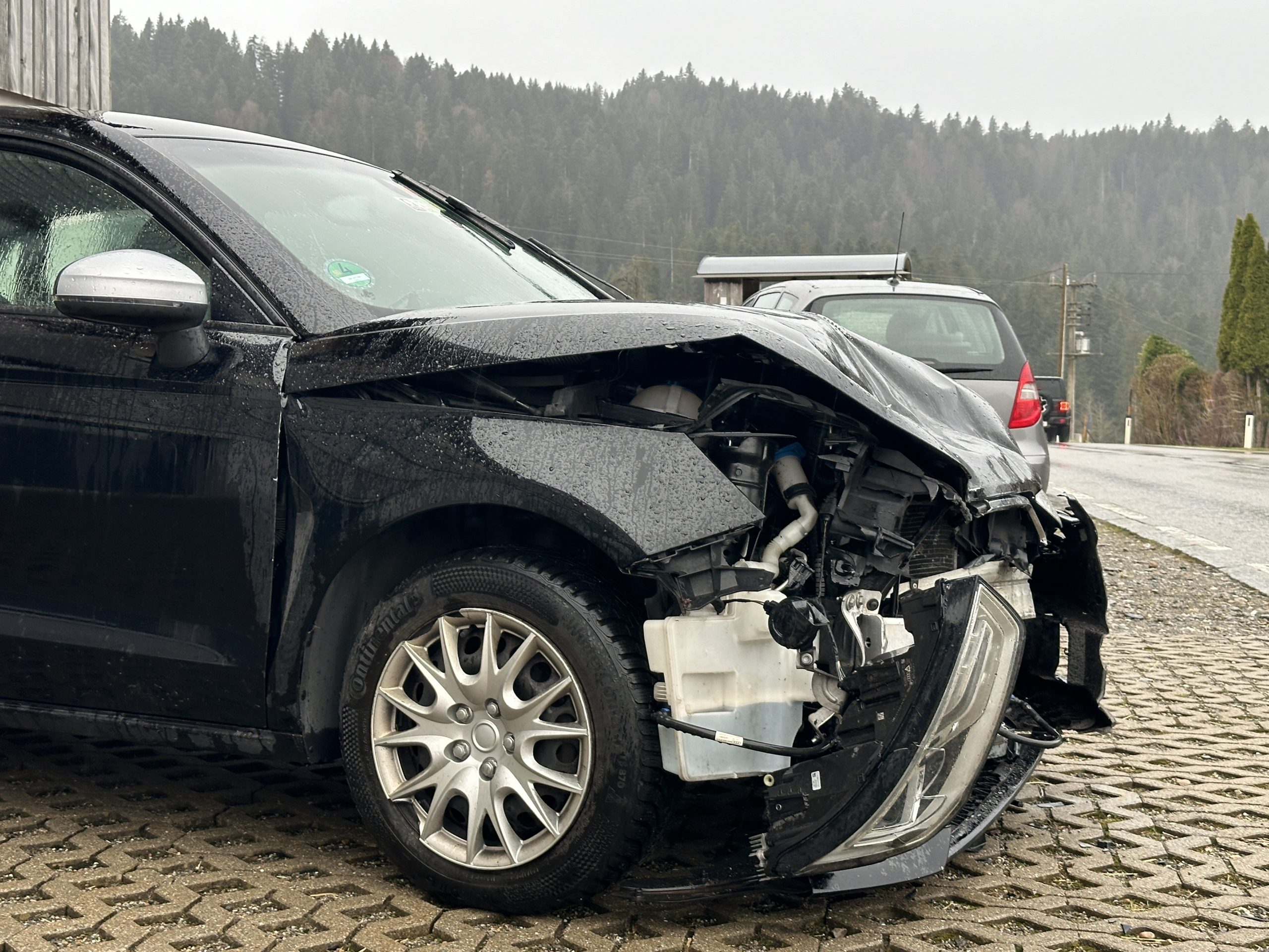 Der Audi wurde vor allem frontal beschädigt. Der Audi wurde vor allem frontal beschädigt.