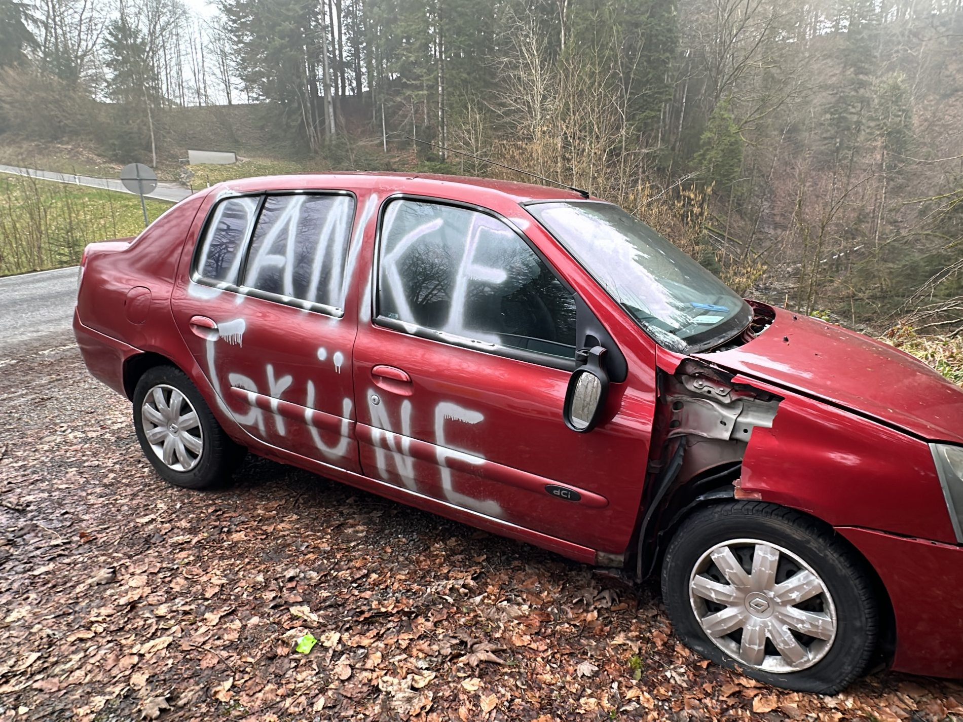 Das Schrottauto steht immer noch an der L200. Das Schrottauto steht immer noch an der L200.