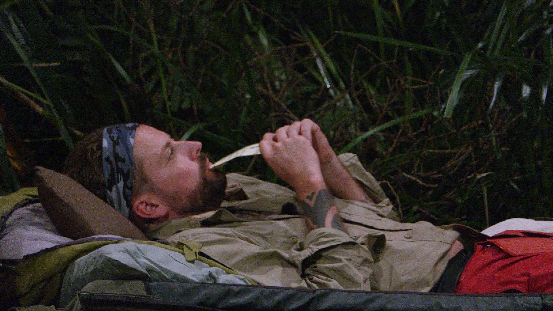 Tag 13 im Camp. Felix von Jascheroff ist nach der Post von daheim noch voller Emotionen.
