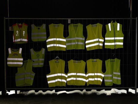 14 Warnwesten im ÖAMTC-Test.