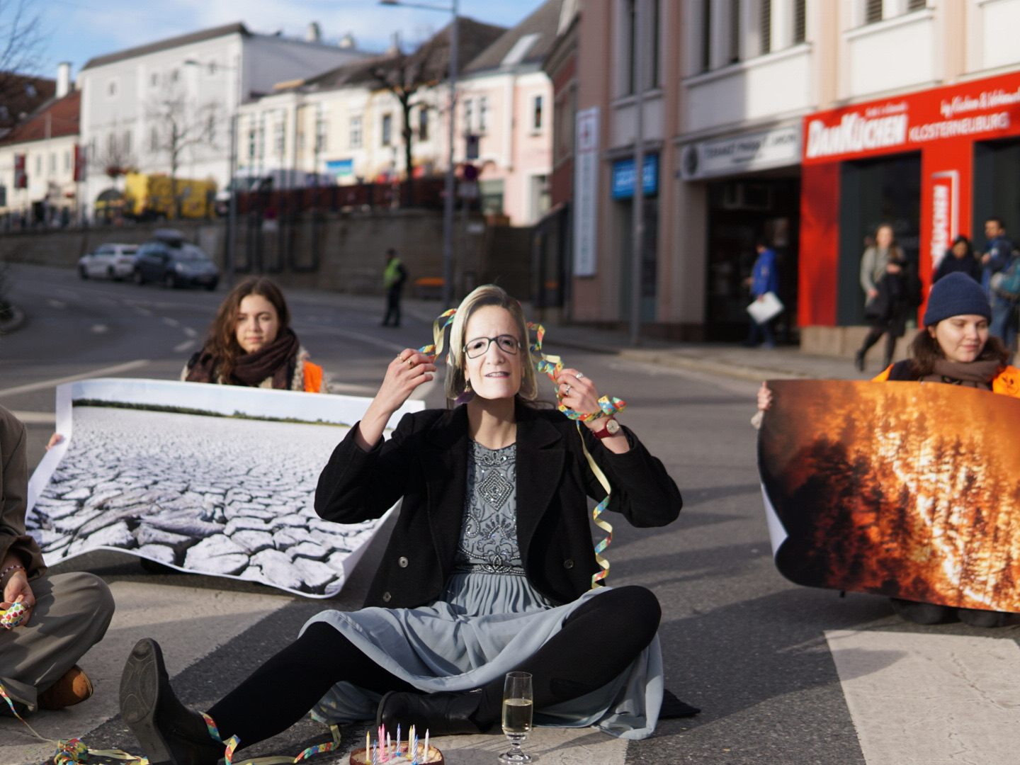 Fünf Personen klebten sich zum Teil auf der Straße fest. Fünf Personen klebten sich zum Teil auf der Straße fest.
