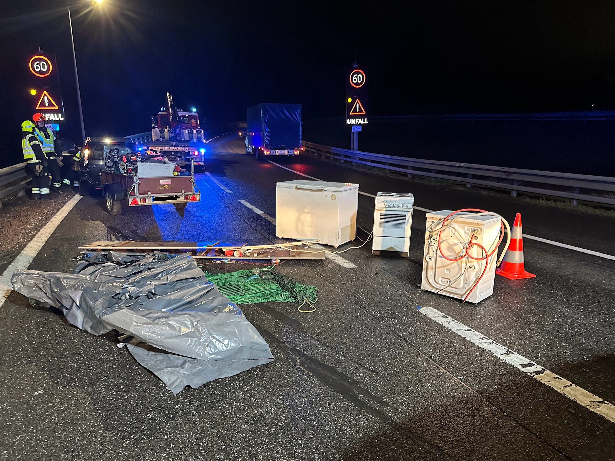 Das Ladegut wurde auf die Fahrbahn verstreut. Das Ladegut wurde auf die Fahrbahn verstreut.