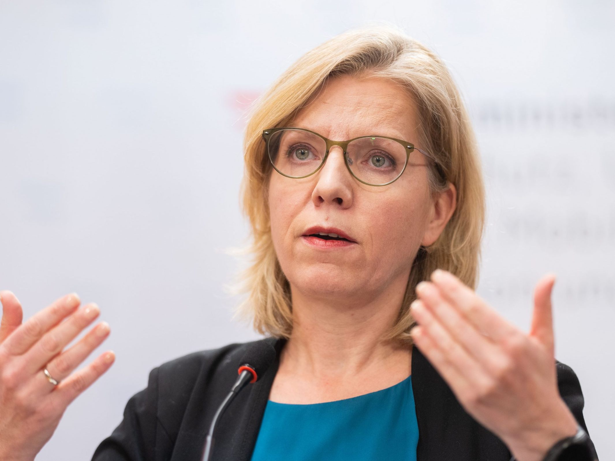 Gewessler will Ausstieg aus OMV-Verträgen mit Gazprom vorbereiten.