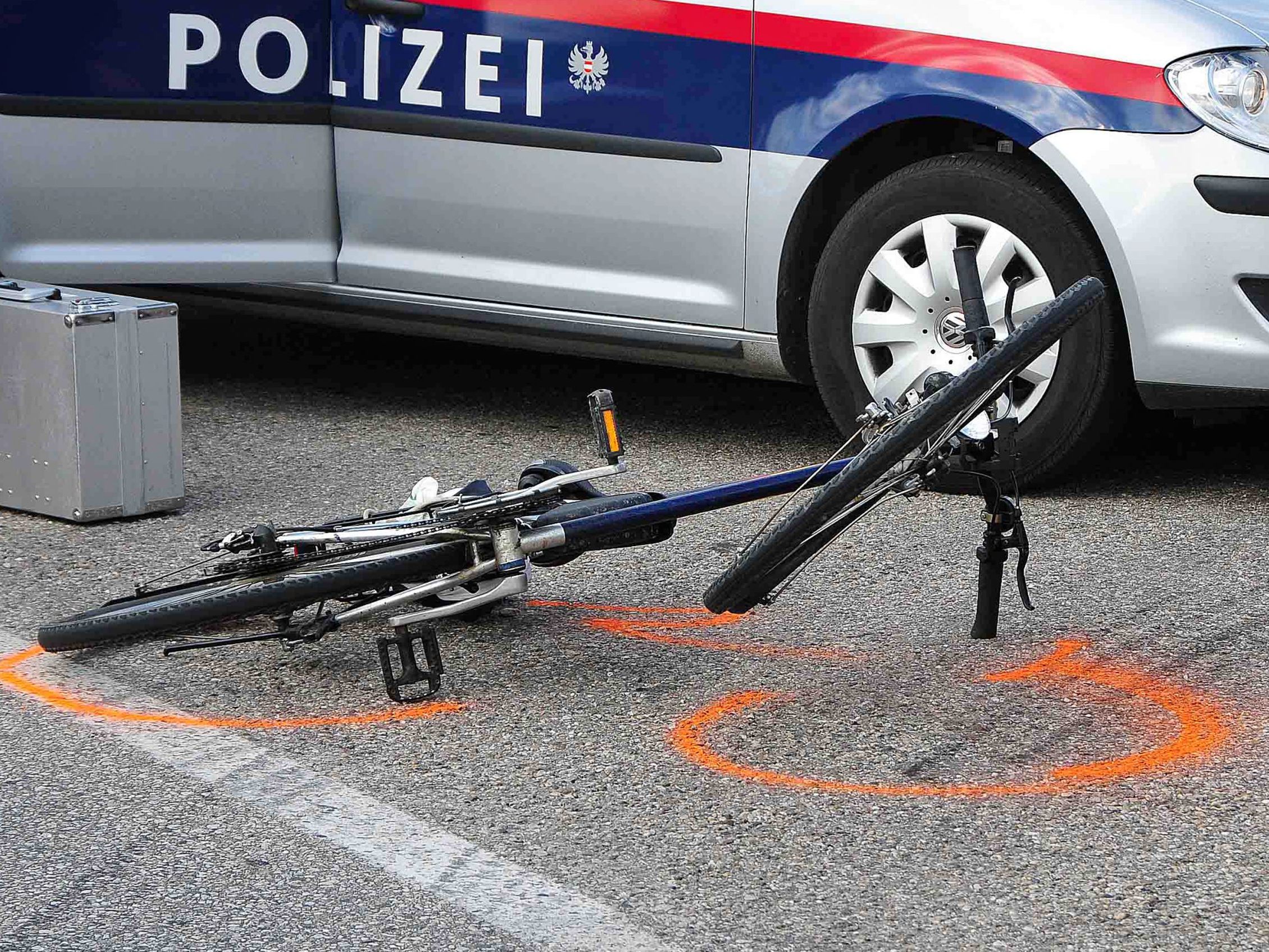 Das Mädchen wurde bei dem Unfall leicht verletzt. Das Mädchen wurde bei dem Unfall leicht verletzt.