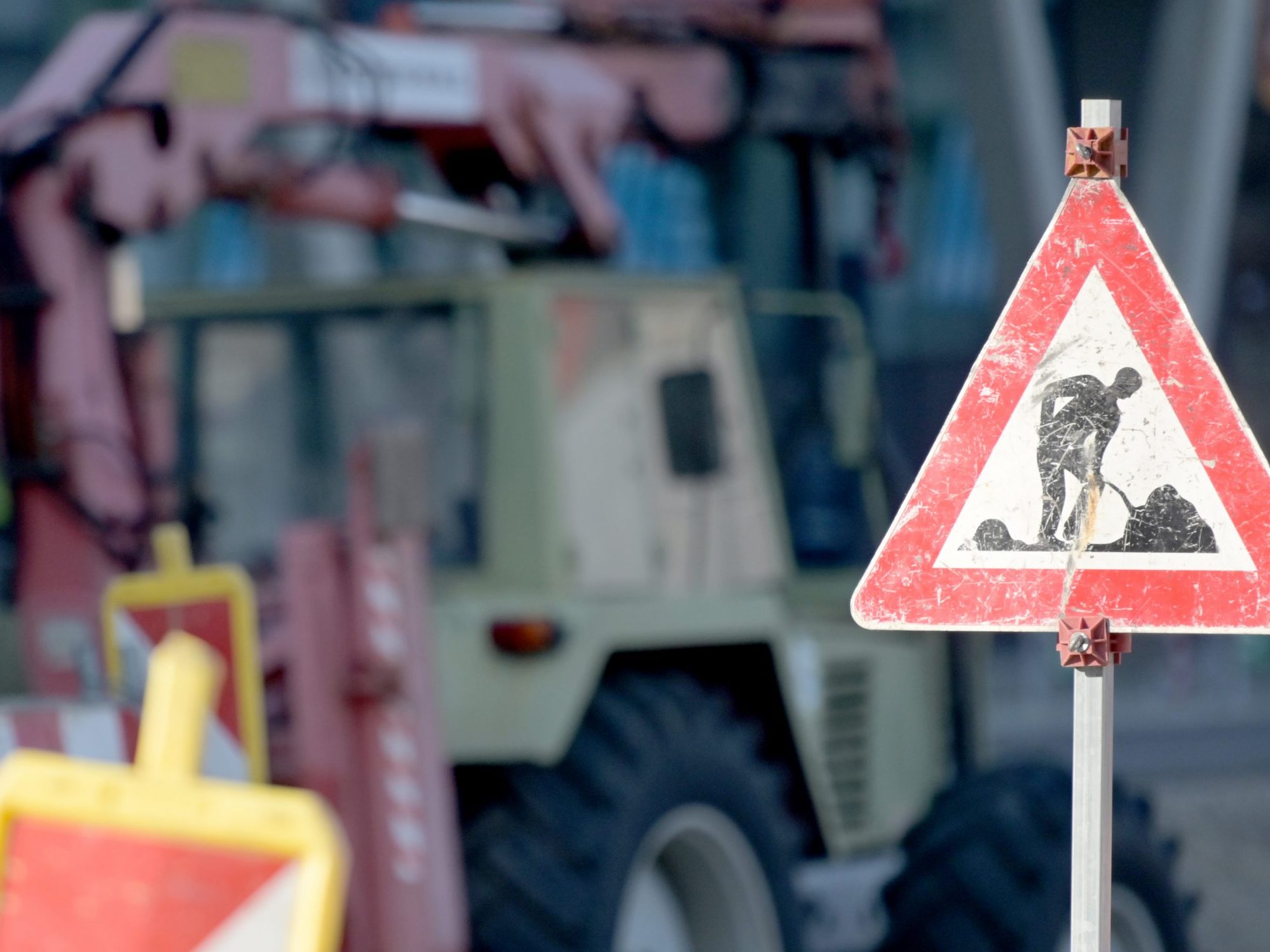 Straßenbauarbeiten werden in der Arbeitergasse durchgeführt.