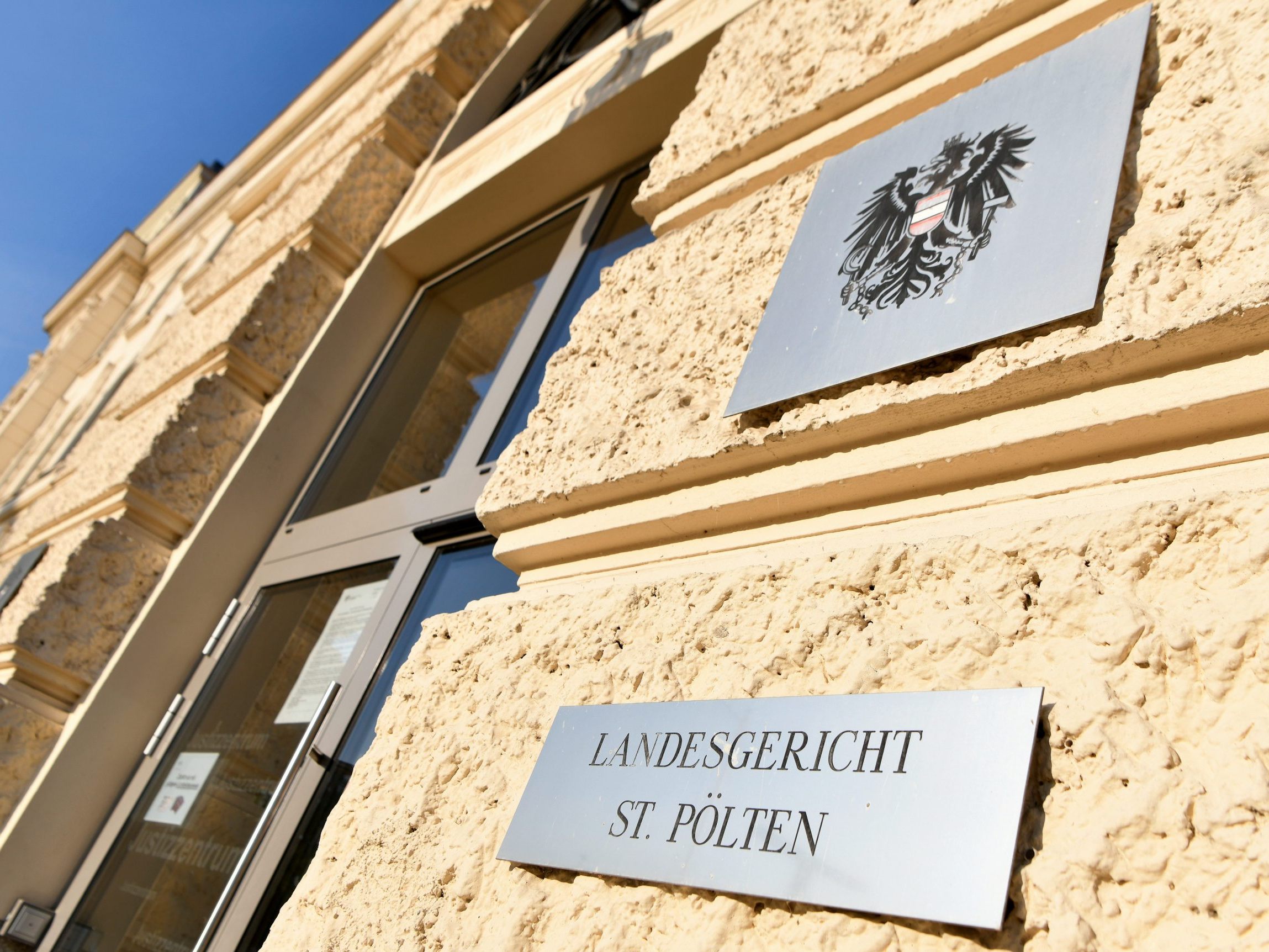 Das Gericht in St. Pölten verurteilte den 20-Jährigen nach einer Serie von Sexualdelikten in Wien.