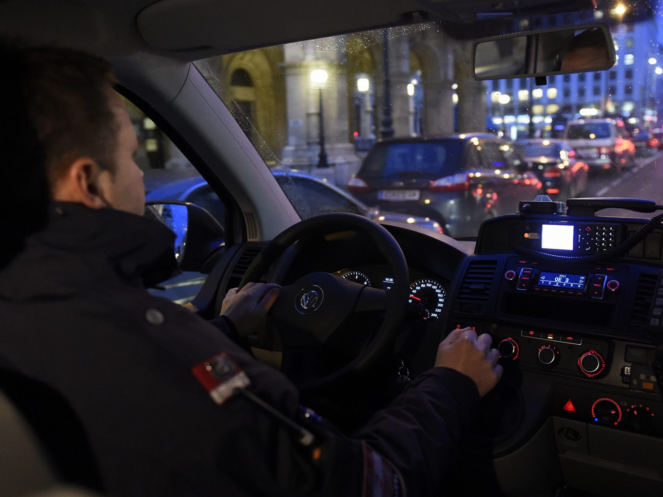 Die Polizei nahm die Verfolgung der Jugendlichen auf. Die Polizei nahm die Verfolgung der Jugendlichen auf.
