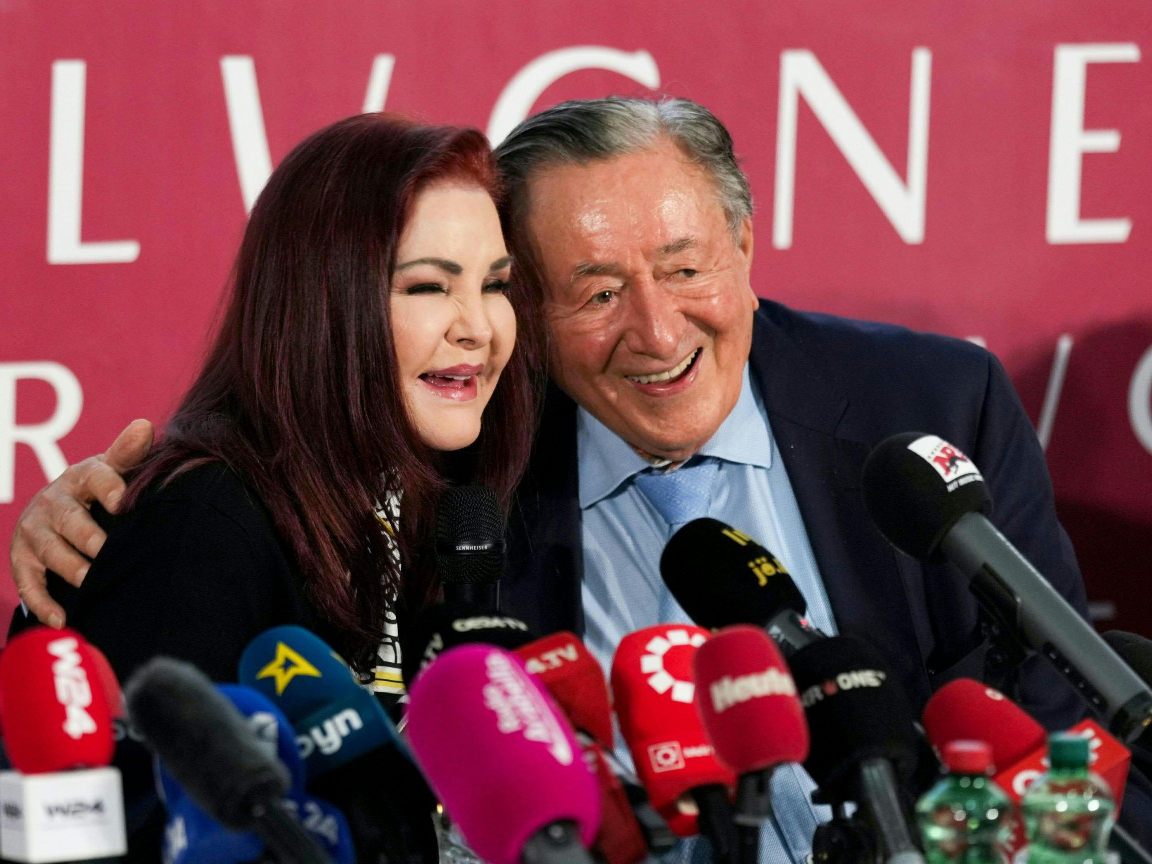 Priscilla Presley neben Richard Lugner. "Er hat mir bereits die Sehenswürdigkeiten hier gezeigt", so die Ex-Frau von Elvis Presley vor dem Wiener Opernball.