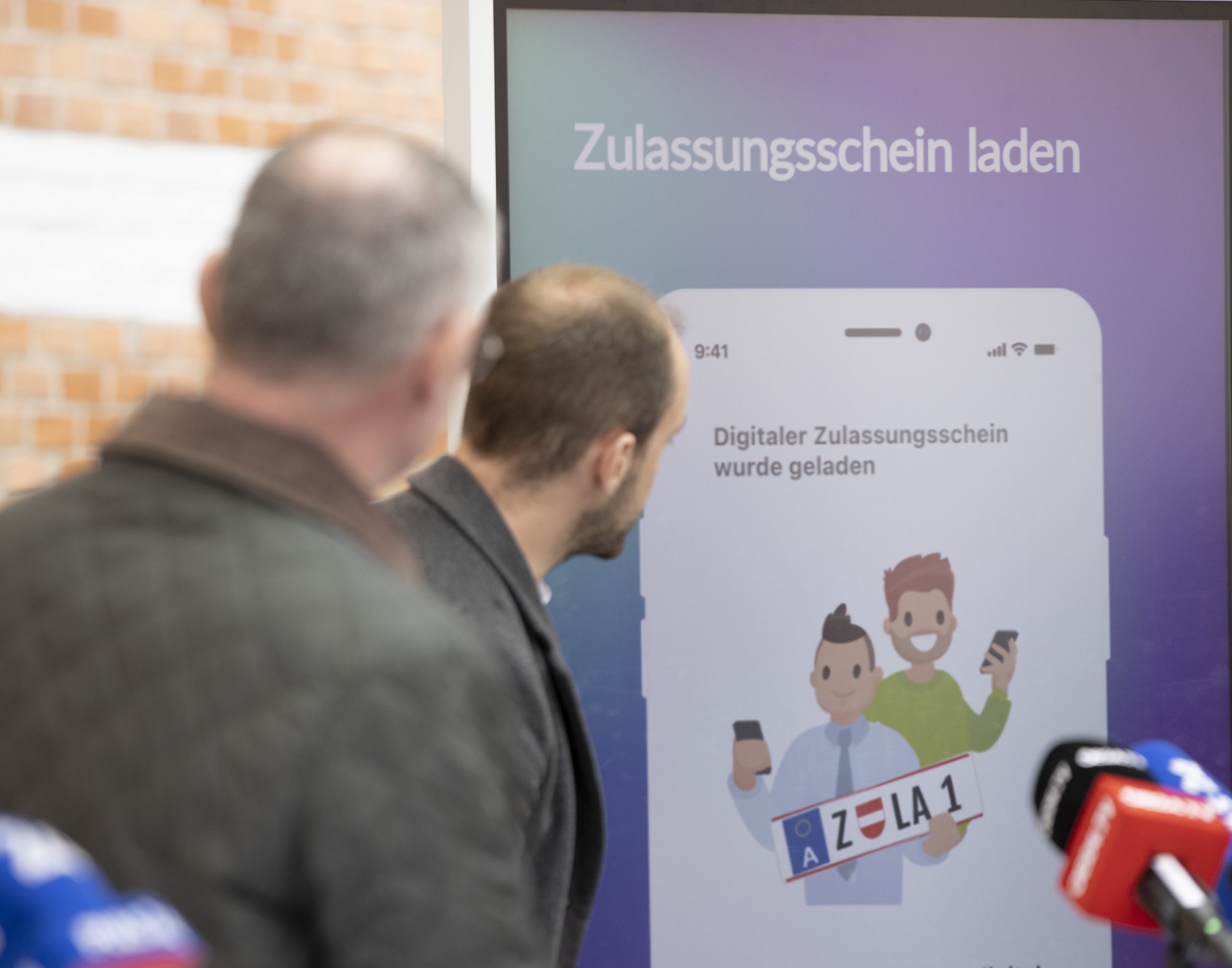 Innenminister Gerhard Karner (ÖVP) und Staatssekretär für Digitalisierung Florian Tursky (ÖVP) am 15. Februar 2024, anl. der Präsentation "Digitaler Zulassungsschein" in Wien. Innenminister Gerhard Karner (ÖVP) und Staatssekretär für Digitalisierung Florian Tursky (ÖVP) am 15. Februar 2024, anl. der Präsentation "Digitaler Zulassungsschein" in Wien.