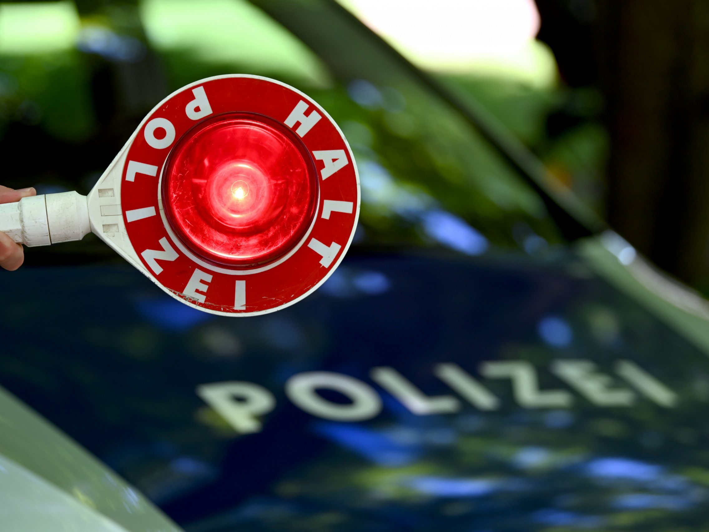 Bei einer Verkehrskontrolle in Wien-Döbling kam es zu zwei Festnahmen. Bei einer Verkehrskontrolle in Wien-Döbling kam es zu zwei Festnahmen.