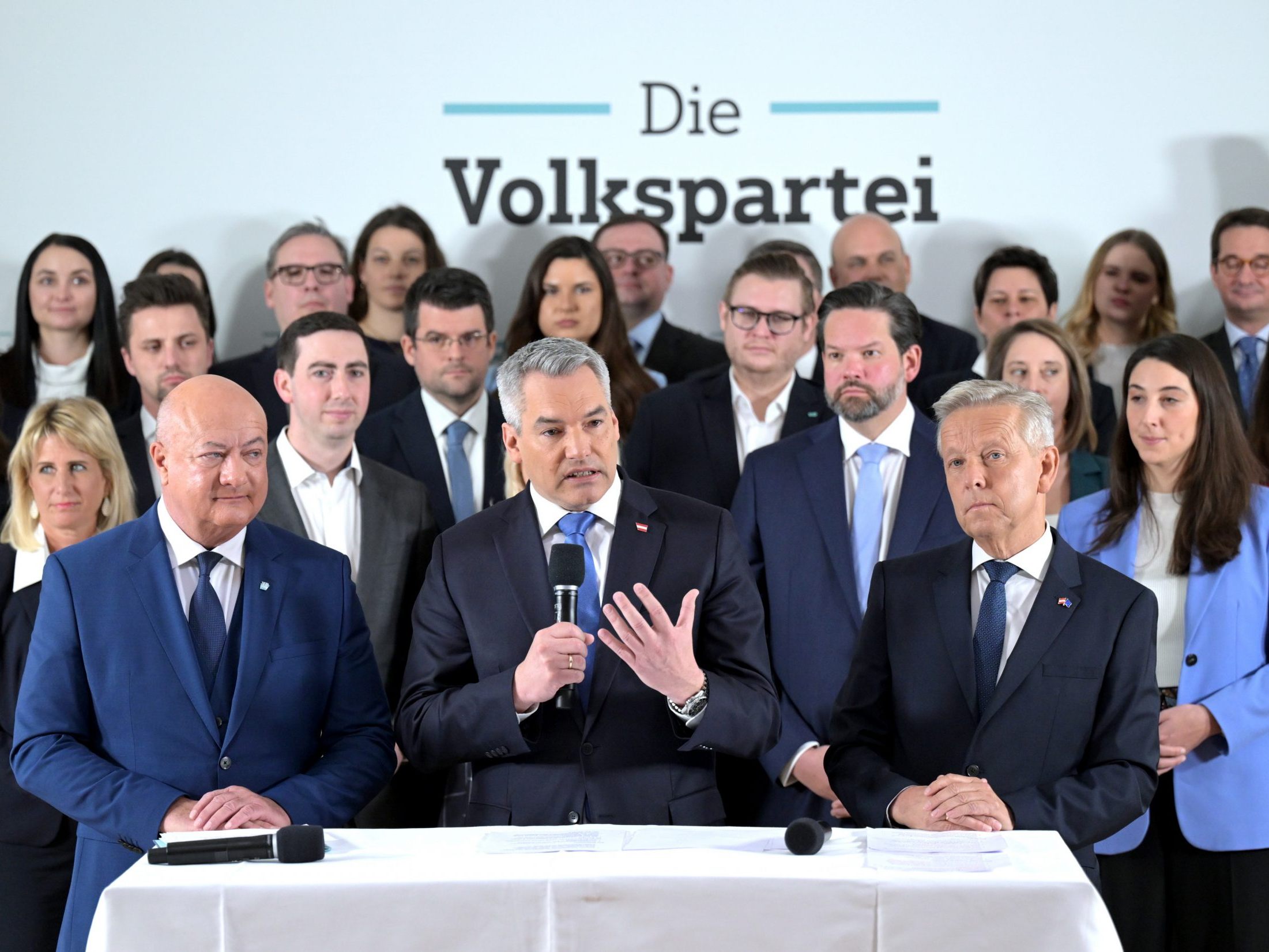 Insgesamt stehen 42 Personen auf der türkisen Liste.