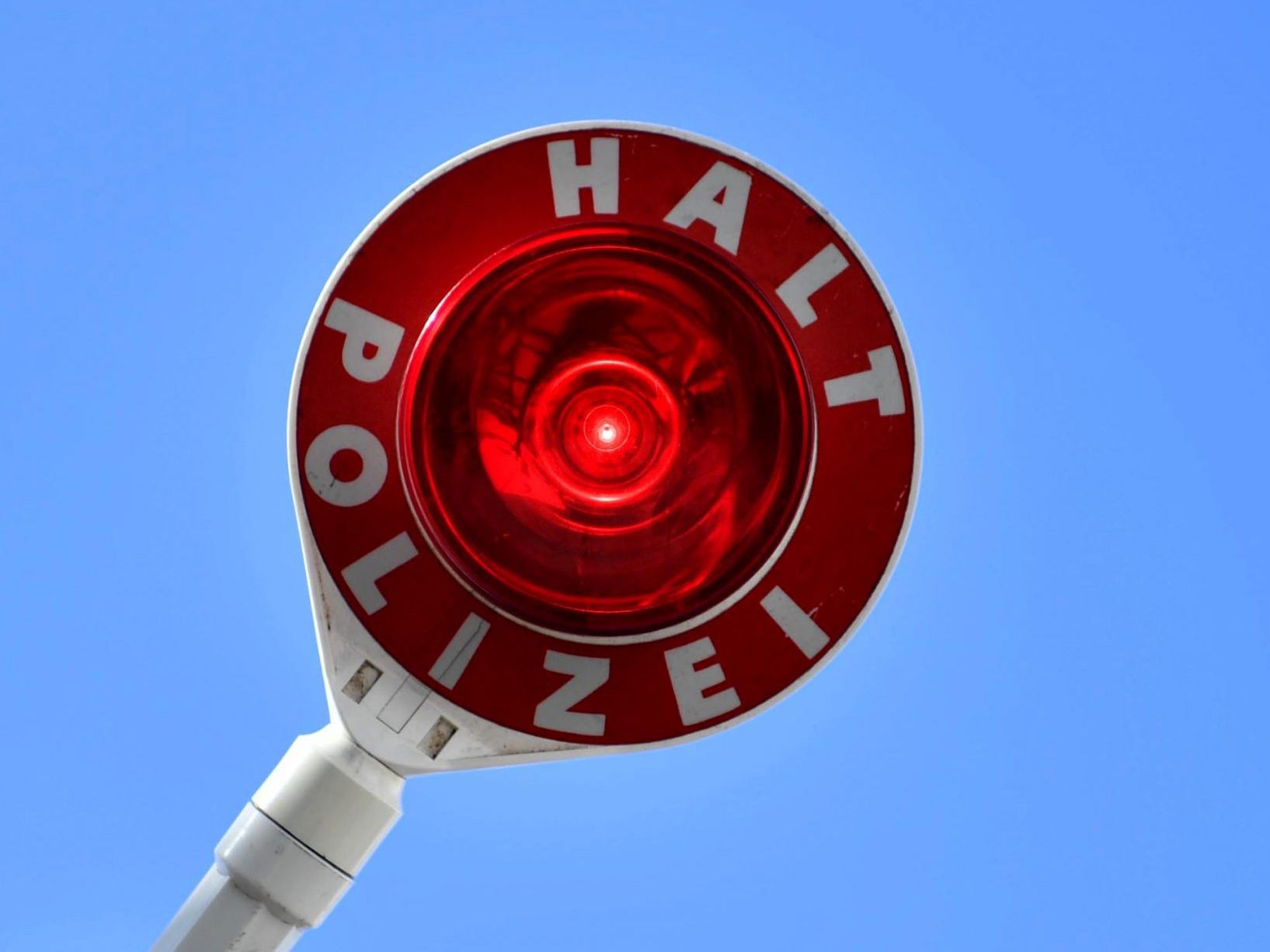 Die Polizei stoppte einen Raser. Die Polizei stoppte einen Raser.
