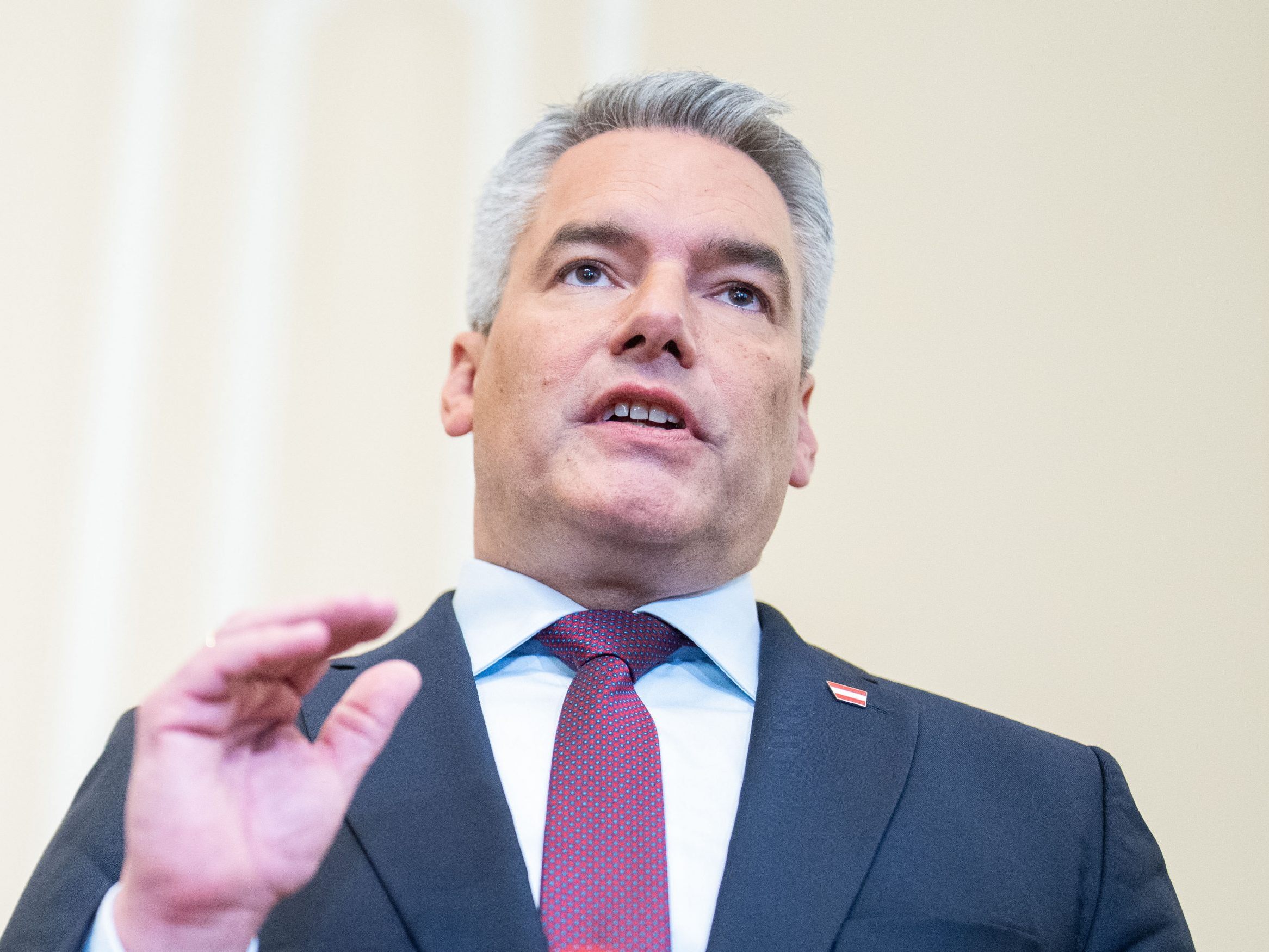 Bundeskanzler Nehammer ist laut Eigenangaben "ein schlechter Tänzer". Bundeskanzler Nehammer ist laut Eigenangaben "ein schlechter Tänzer".