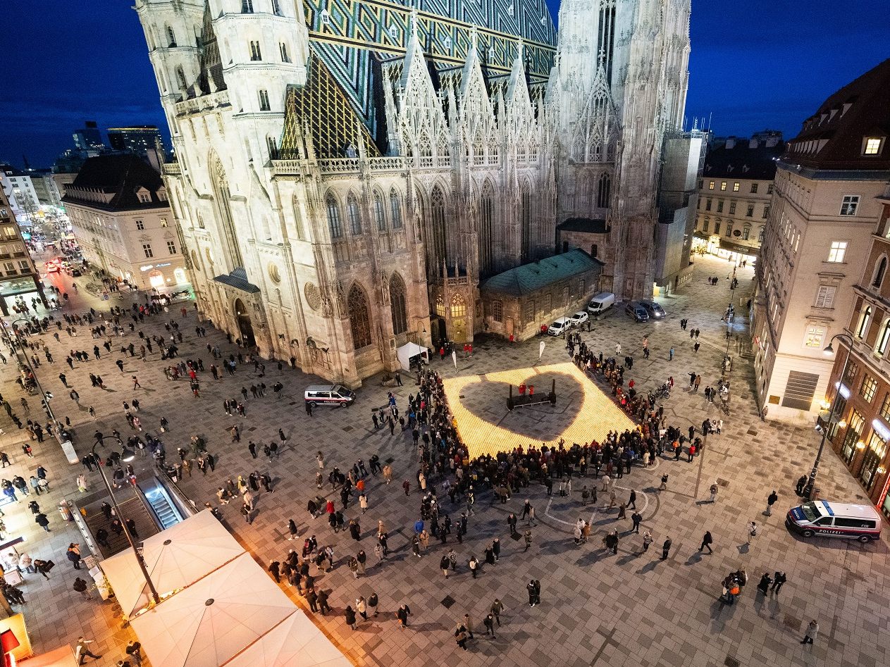 Stephansplatz in Wien mit Ukraine-Lichtermeer.