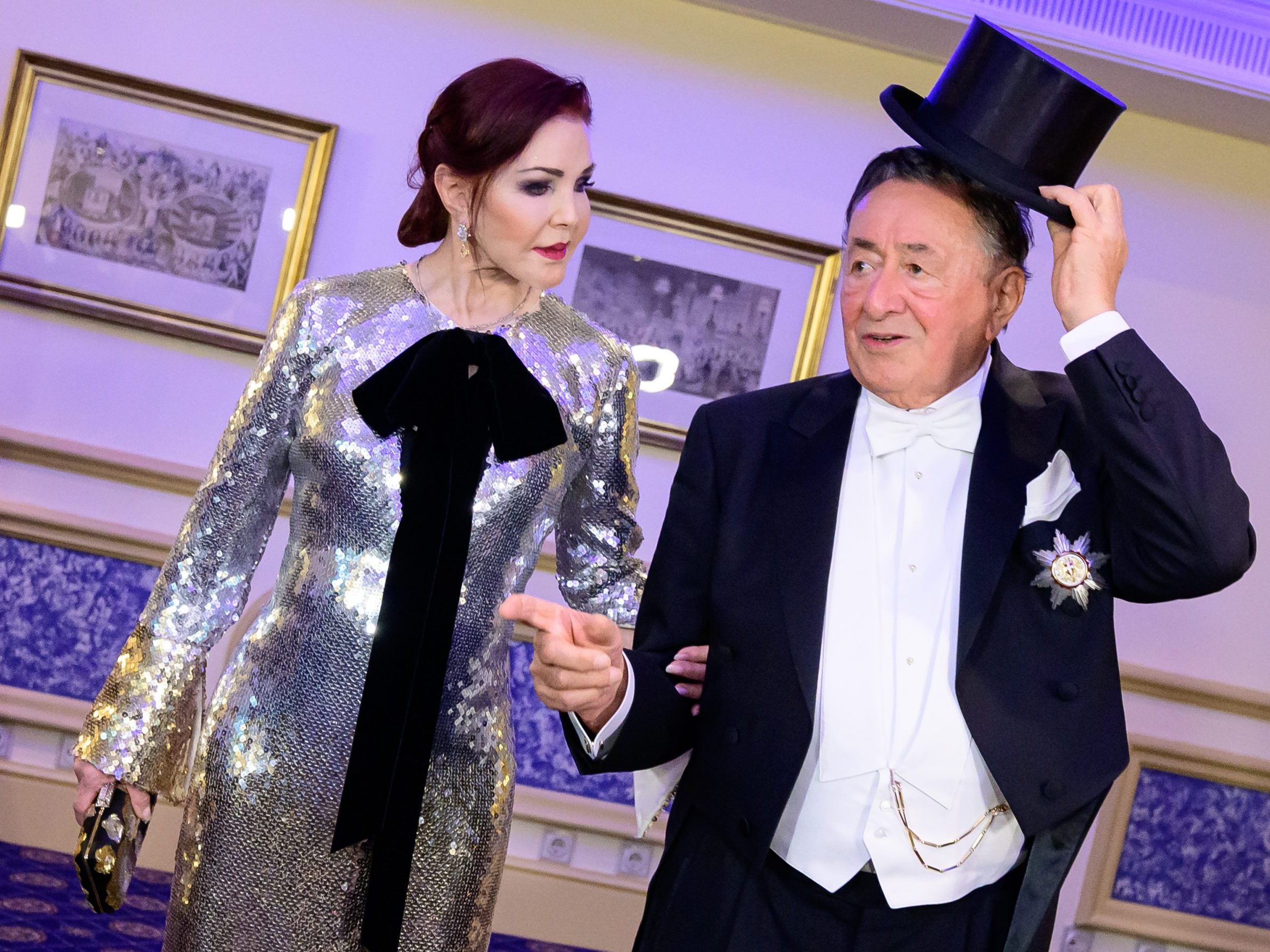 Presley strahlt an Lugners Seite in einer Traumrobe von Nina Ricci.