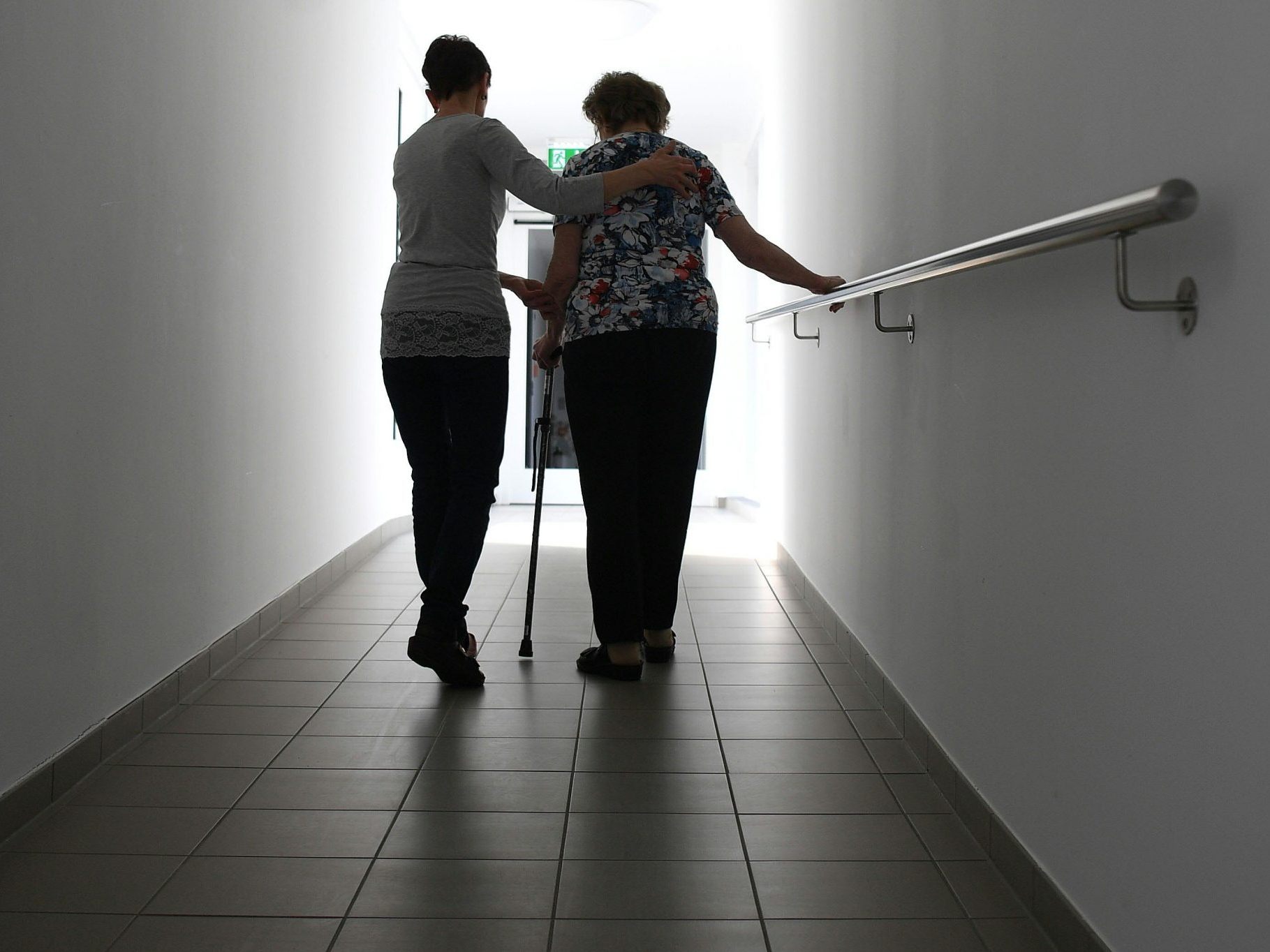 In der Pflege gibt es einen Mehrbedarf von rund 200.000 Personen bis 2050.