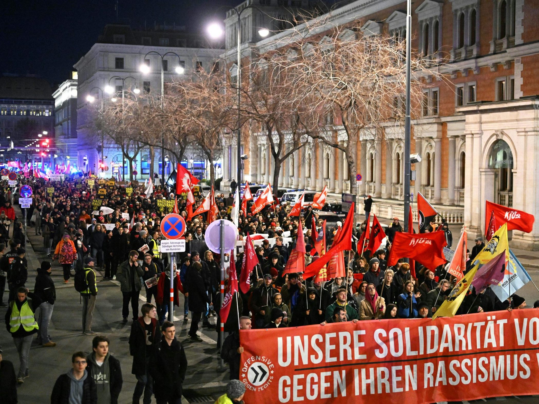 Tausende Menschen demonstrieren gegen den Akademikerball.