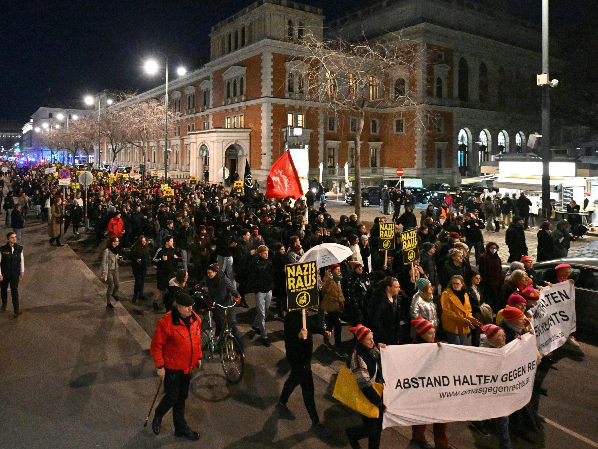 Die Demo gegen den Akademikerball ist friedlich verlaufen. Die Demo gegen den Akademikerball ist friedlich verlaufen.