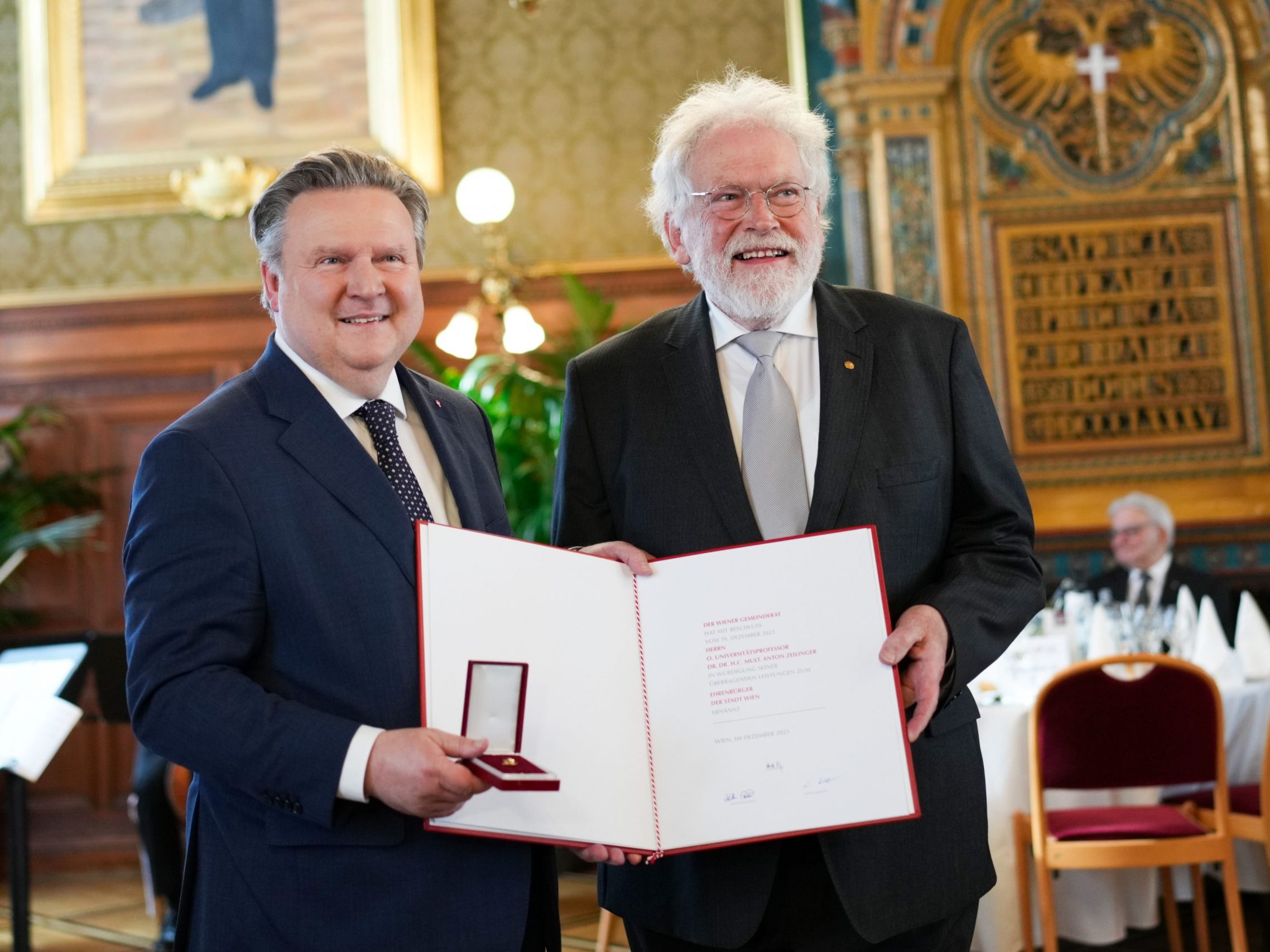 Zeilinger - hier rechts neben Ludwig - hat es zum Ehrenbürger von Wien gebracht.