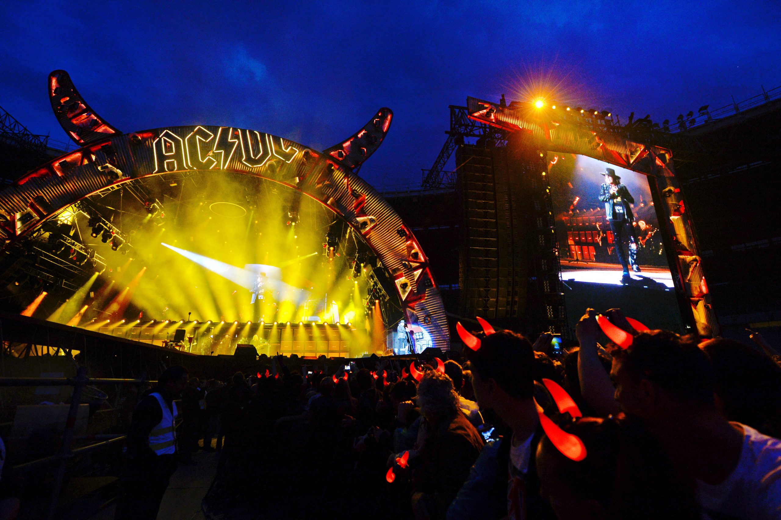 WIEN - ÖSTERREICH: Besucher am Donnerstag, 19. Mai 2016, während eines Konzerts der Rock-Band AC/DC im Ernst Happel-Stadion in Wien WIEN - ÖSTERREICH: Besucher am Donnerstag, 19. Mai 2016, während eines Konzerts der Rock-Band AC/DC im Ernst Happel-Stadion in Wien