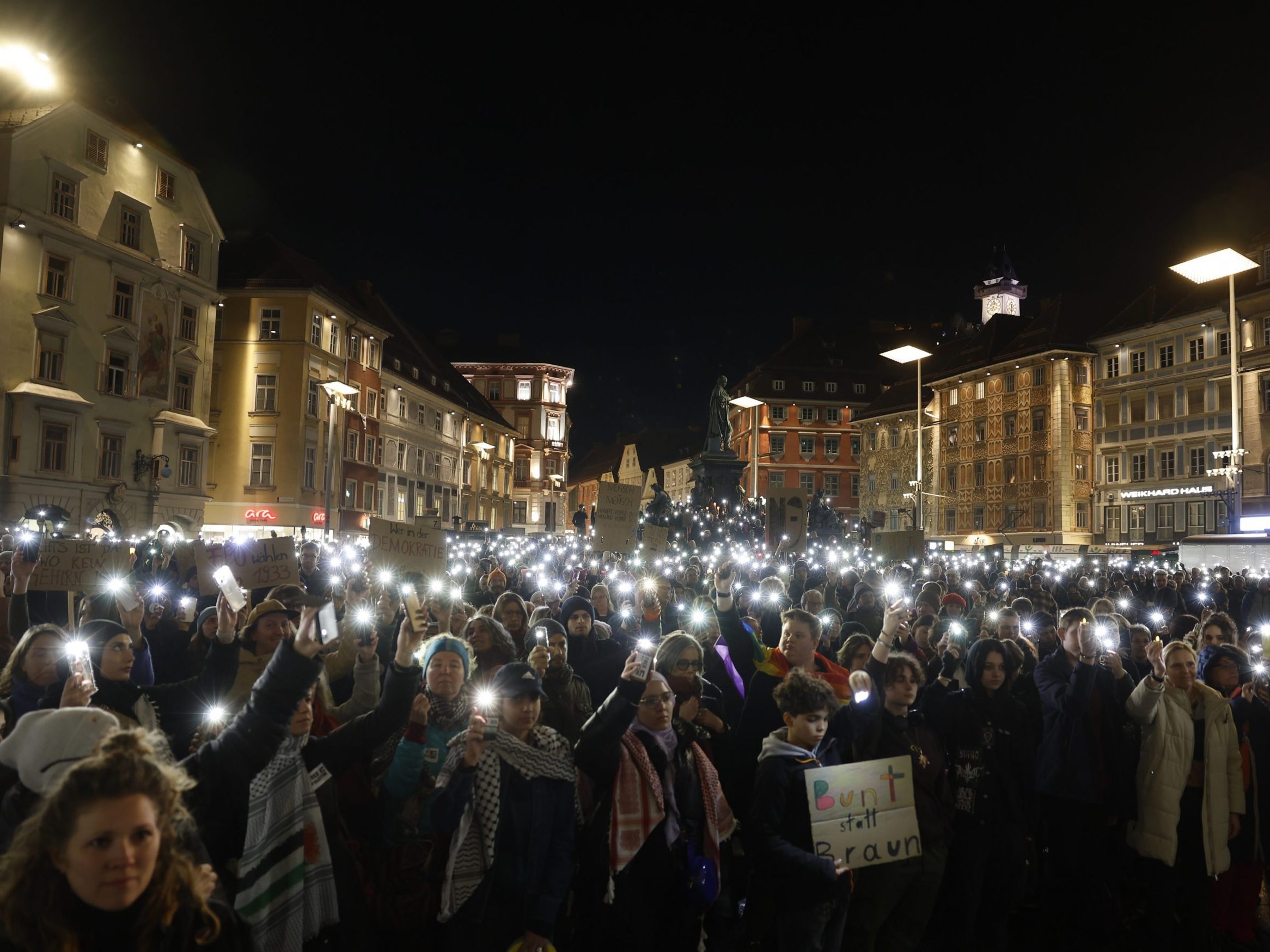 Ein Lichtermeer zum Abschluss der Demo gegen rechts in Graz.