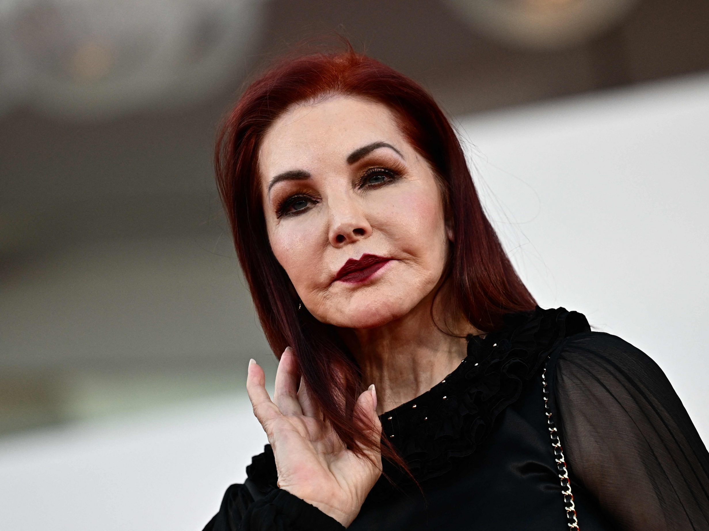 Lugners Opernball-Stargast Prischilla Presley ist in Wien eingetroffen.