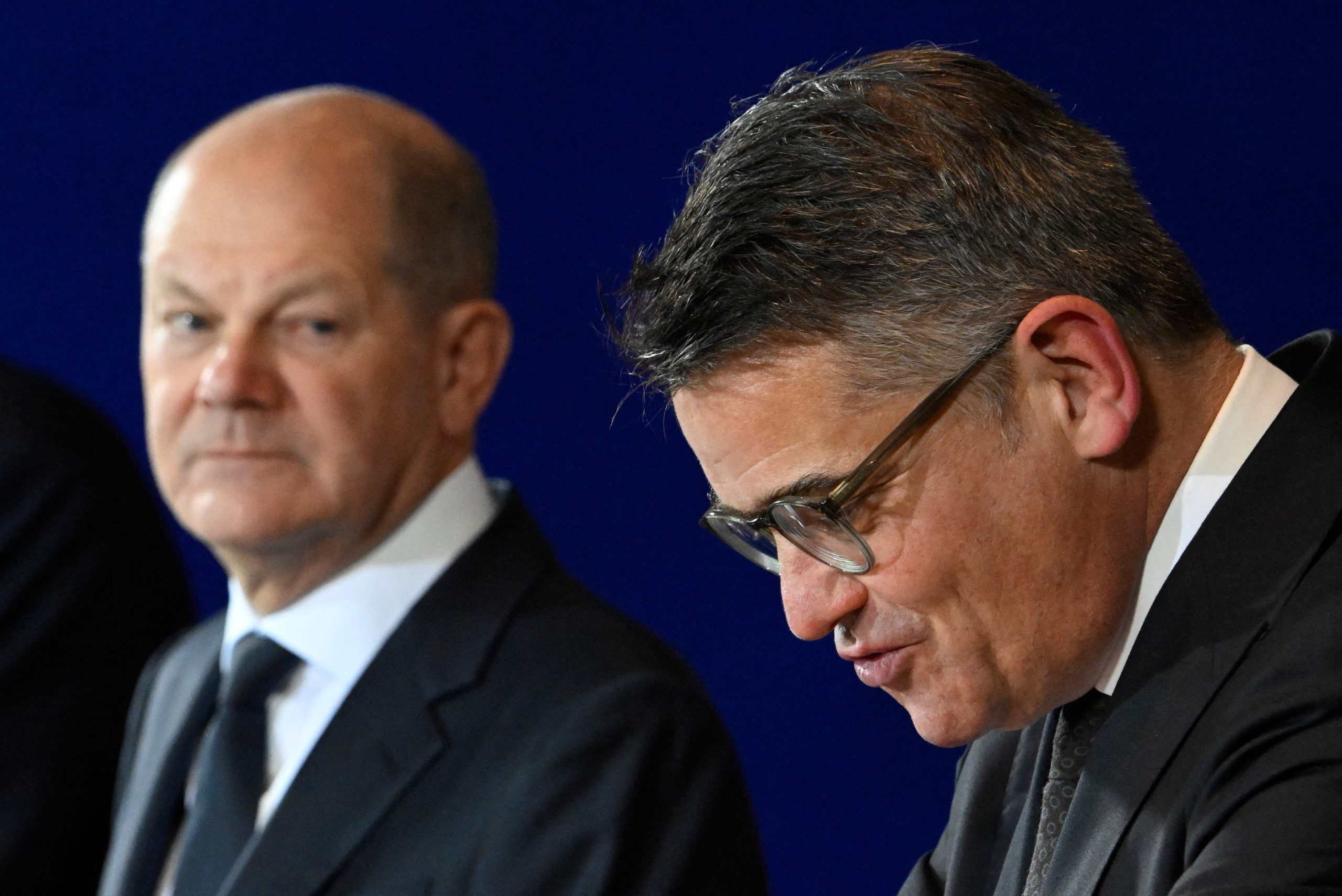 Bundeskanzler Olaf Scholz (l.) hört Hessens Ministerpräsident Boris Rhein bei einer gemeinsamen Presseerklärung anlässlich einer Konferenz der Ministerpräsidenten (MPK) und Minister der Bundesrepublik Deutschland am 6. November 2023 im Kanzleramt in Berlin zu. Bundeskanzler Olaf Scholz (l.) hört Hessens Ministerpräsident Boris Rhein bei einer gemeinsamen Presseerklärung anlässlich einer Konferenz der Ministerpräsidenten (MPK) und Minister der Bundesrepublik Deutschland am 6. November 2023 im Kanzleramt in Berlin zu.
