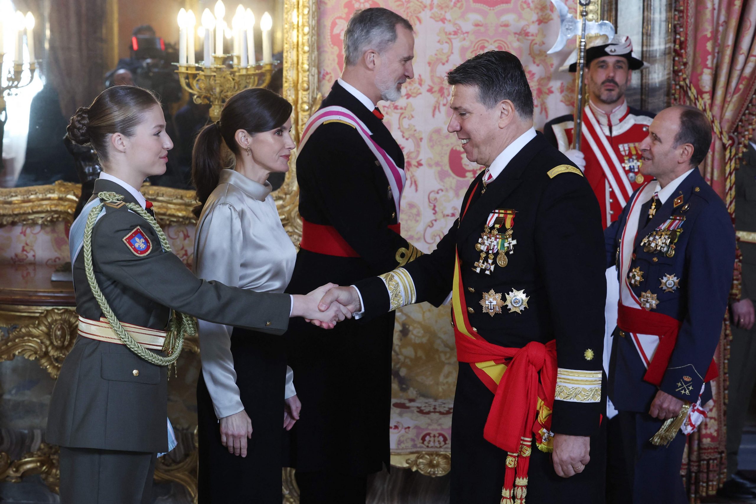 Die spanische Kronprinzessin von Asturien, Leonor (L), und ihre Eltern Königin Letizia und König Felipe VI. von Spanien geben während der Militärzeremonie "Pascua Militar" im Königspalast in Madrid am 6. Januar 2024 hochrangigen Militäroffizieren die Hand.