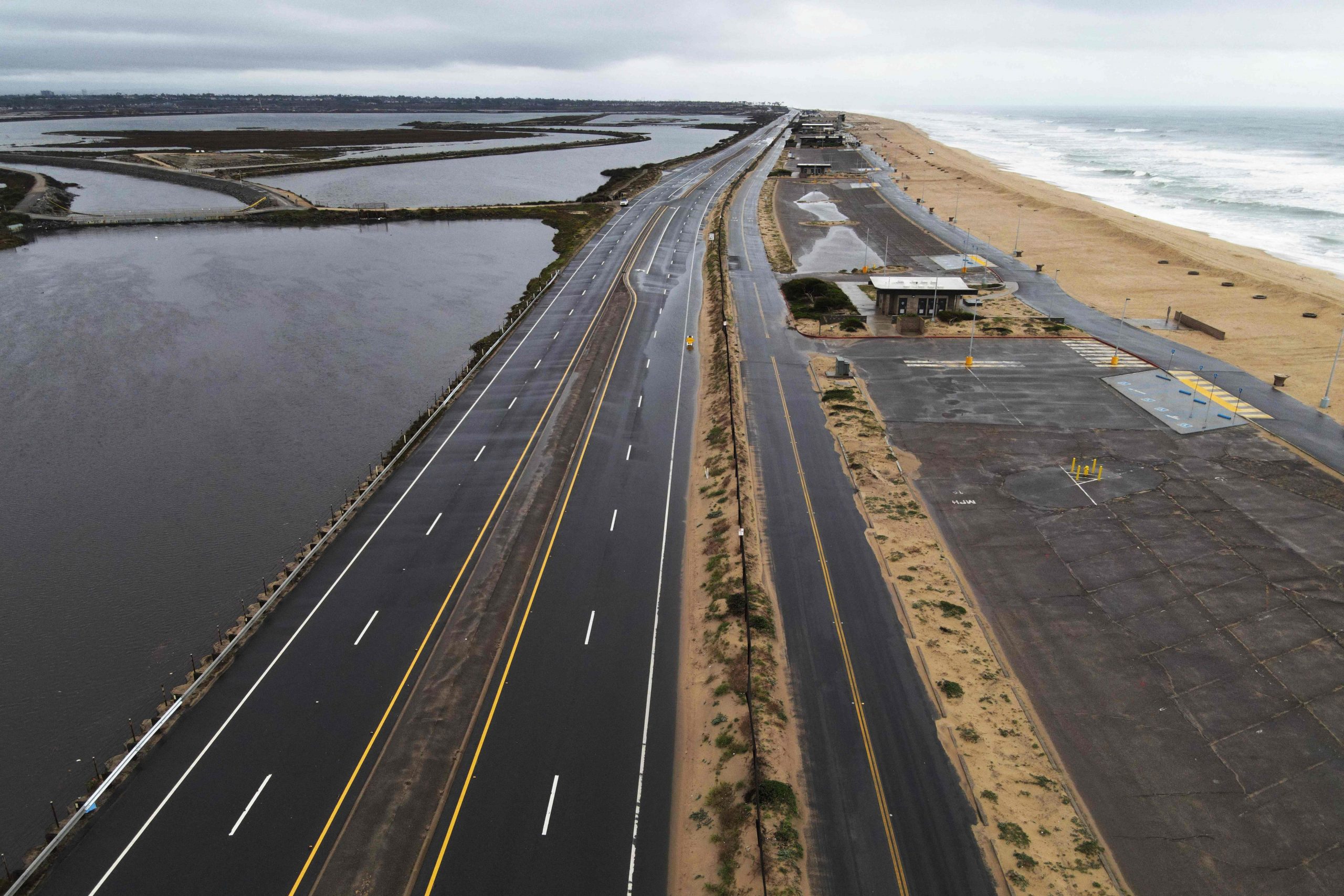 Dieses am 1. Februar 2024 aufgenommene Luftbild zeigt einen Abschnitt des Pacific Coastal Highway, der während eines Regensturms in Bolsa Chica in der Nähe von Huntington Beach, Kalifornien, wegen Überschwemmungen gesperrt war. Dieses am 1. Februar 2024 aufgenommene Luftbild zeigt einen Abschnitt des Pacific Coastal Highway, der während eines Regensturms in Bolsa Chica in der Nähe von Huntington Beach, Kalifornien, wegen Überschwemmungen gesperrt war.
