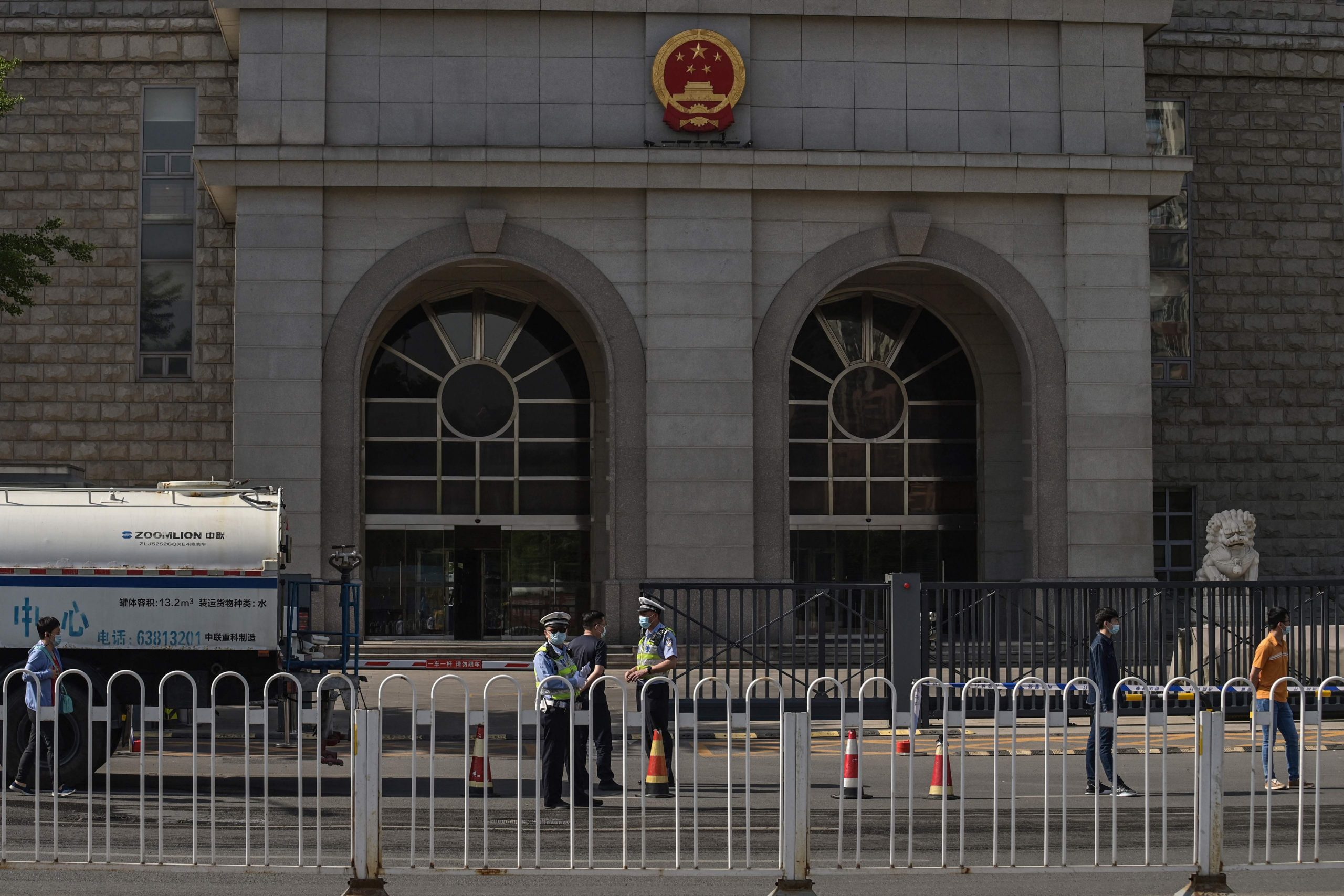 Polizeibeamte stehen vor dem Zweiten Mittleren Volksgerichtshof in Peking vor dem Prozess gegen den australischen Akademiker Yang Jun