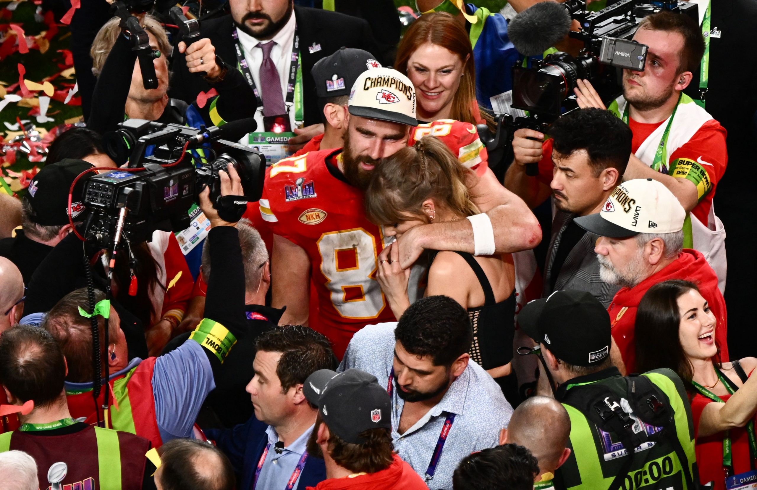 Die US-amerikanische Singer-Songwriterin Taylor Swift und der Tight End #87 der Kansas City Chiefs, Travis Kelce, umarmen sich, nachdem die Chiefs am 11. Februar 2024 im Allegiant Stadium in Las Vegas, Nevada, den Super Bowl LVIII gegen die San Francisco 49ers gewonnen haben. Die US-amerikanische Singer-Songwriterin Taylor Swift und der Tight End #87 der Kansas City Chiefs, Travis Kelce, umarmen sich, nachdem die Chiefs am 11. Februar 2024 im Allegiant Stadium in Las Vegas, Nevada, den Super Bowl LVIII gegen die San Francisco 49ers gewonnen haben.