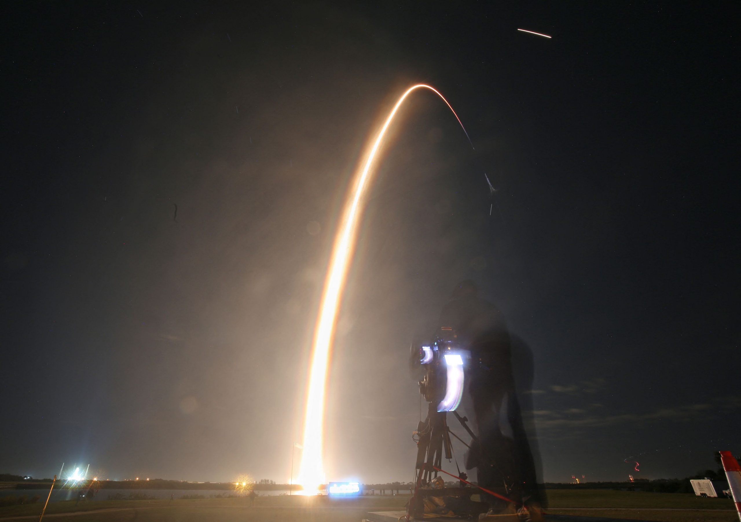 Eine SpaceX Falcon 9-Rakete hebt am 15. Februar 2024 von der Startrampe LC-39A im Kennedy Space Center mit der Mondlandermission Nova-C von Intuitive Machines in Cape Canaveral, Florida, ab. Eine SpaceX Falcon 9-Rakete hebt am 15. Februar 2024 von der Startrampe LC-39A im Kennedy Space Center mit der Mondlandermission Nova-C von Intuitive Machines in Cape Canaveral, Florida, ab.