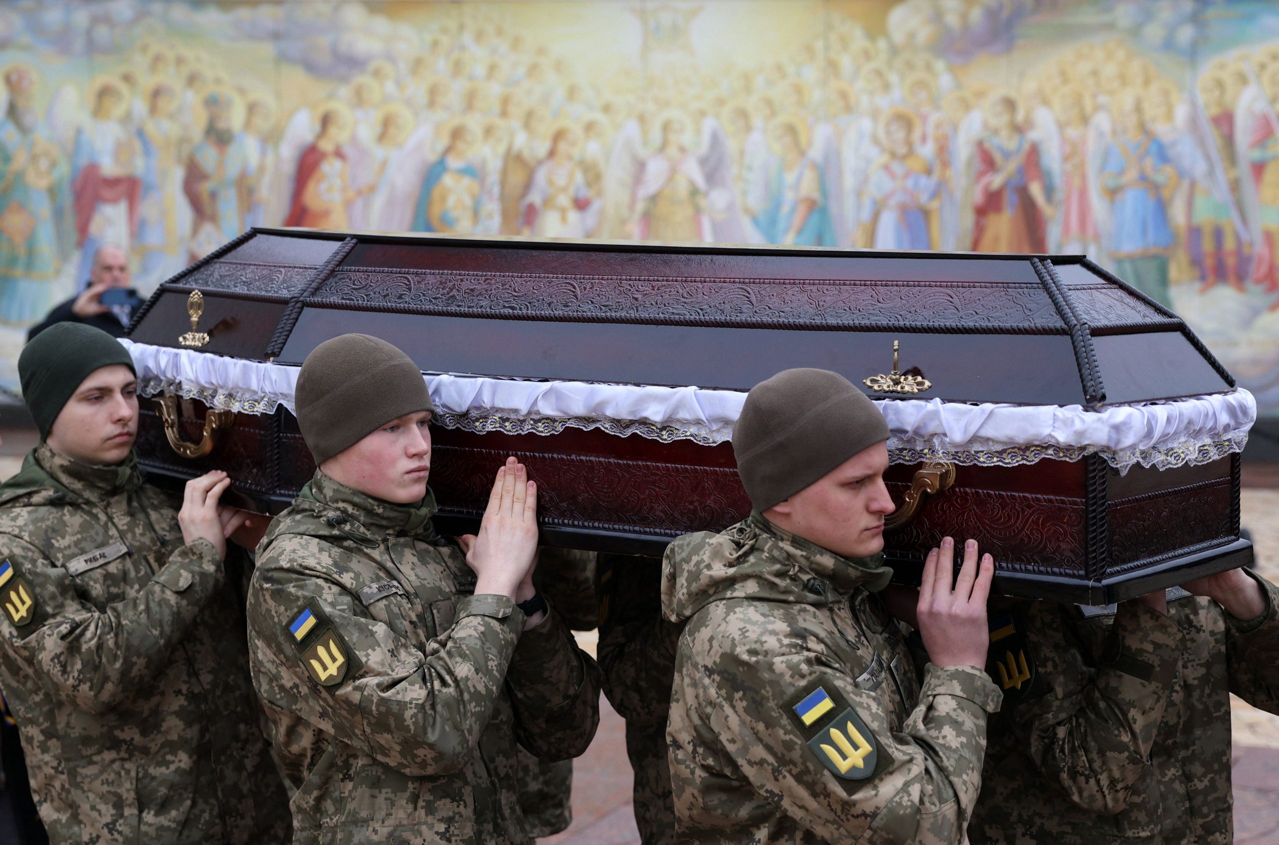 Ukrainische Soldaten tragen den Sarg mit dem Körper der deutschen Staatsbürgerin Diana Wagner, einer Freiwilligen des Karpaten-Sitsch-Bataillons, während ihrer Trauerfeier in der St. Michaelskathedrale in Kyjiw, angesichts der russischen Invasion in der Ukraine, am 14. Februar 2024.