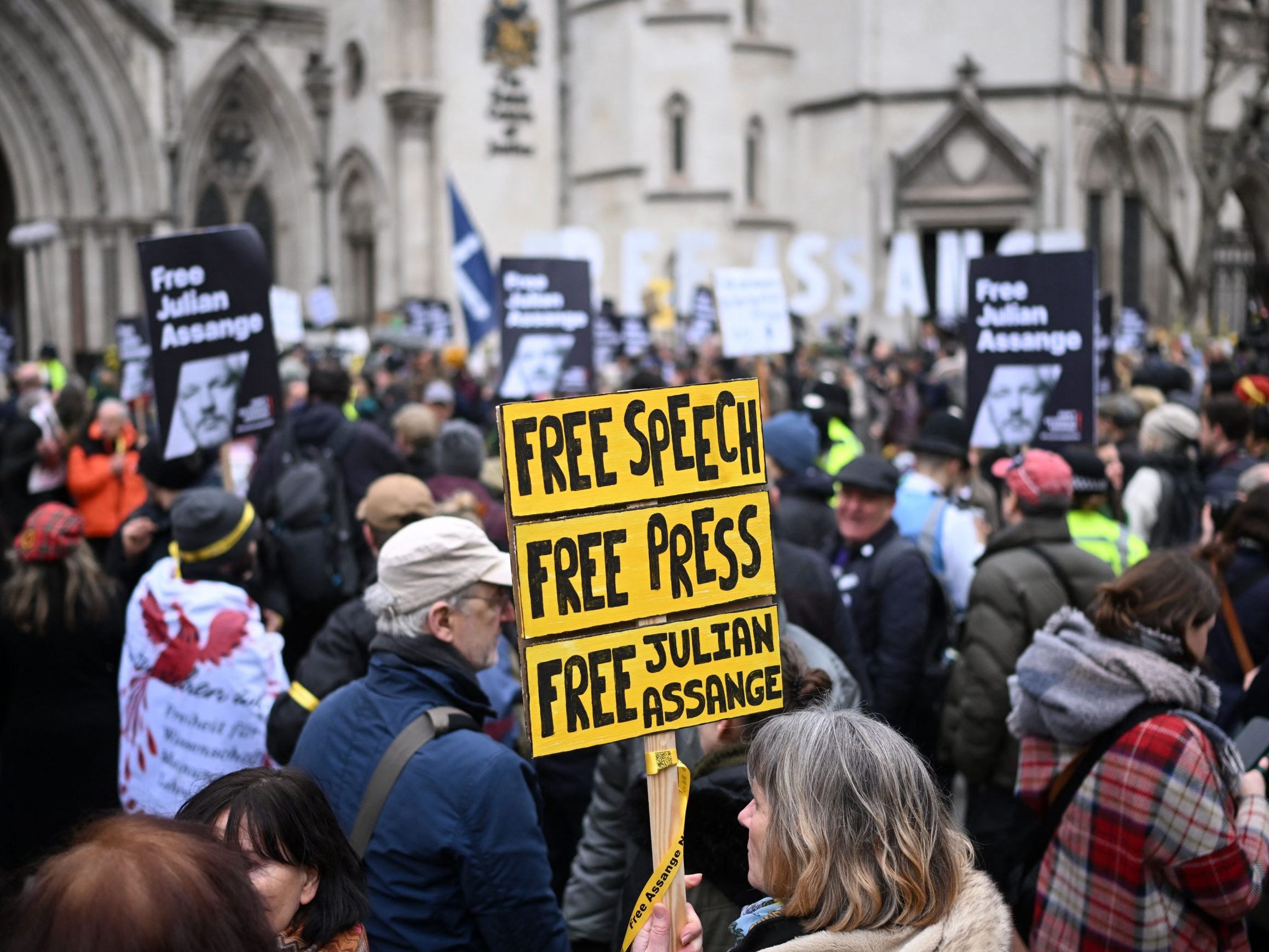 Assange nimmt nicht persönlich teil - Termin der Entscheidung noch unbekannt. Assange nimmt nicht persönlich teil - Termin der Entscheidung noch unbekannt.