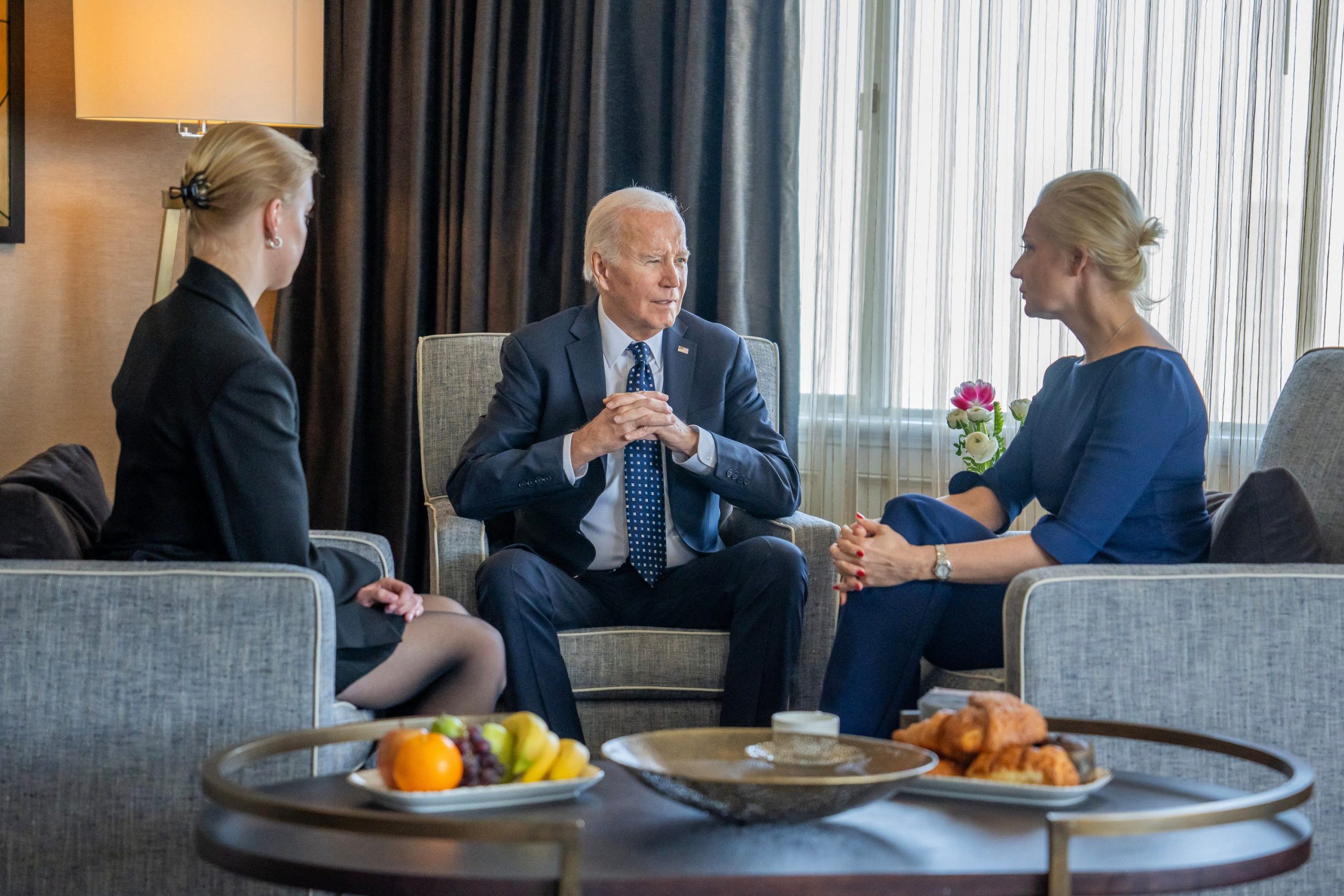 Nach dem Tod des russischen Oppositionellen Alexej Nawalny letzte Woche traf US-Präsident Joe Biden in Kalifornien mit dessen Familie zusammen.