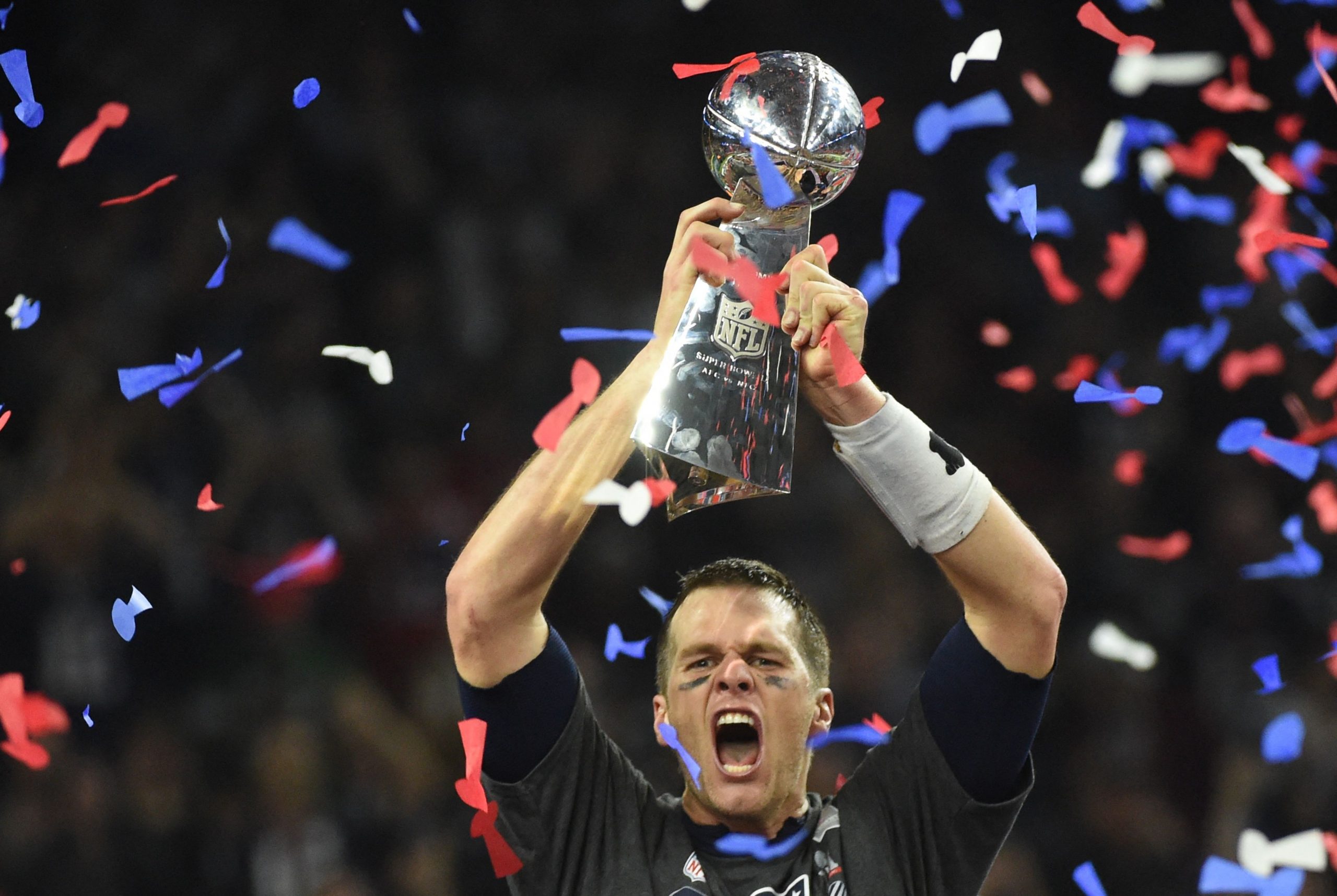 Tom Brady von den New England Patriots hält die Vince Lombardi Trophy, nachdem er die Atlanta Falcons beim Super Bowl 51 in Houston, Texas, in der Verlängerung mit 34:28 besiegt hat. Tom Brady von den New England Patriots hält die Vince Lombardi Trophy, nachdem er die Atlanta Falcons beim Super Bowl 51 in Houston, Texas, in der Verlängerung mit 34:28 besiegt hat.
