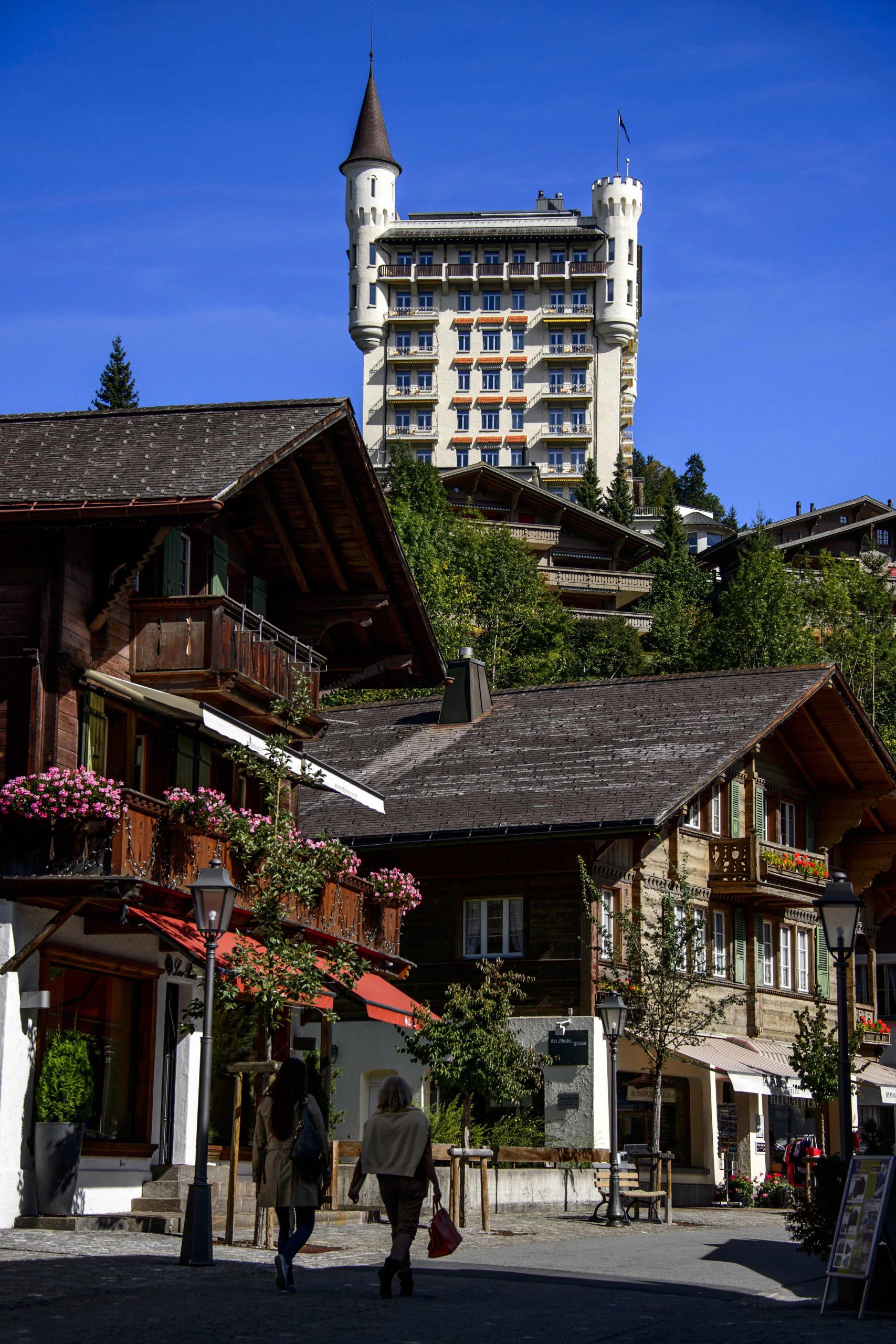 Das Gstaad Palace steht nicht nur für Luxus und Eleganz, sondern auch für seine Bereitschaft, auf die außergewöhnlichsten Wünsche seiner Gäste einzugehen. Das Gstaad Palace steht nicht nur für Luxus und Eleganz, sondern auch für seine Bereitschaft, auf die außergewöhnlichsten Wünsche seiner Gäste einzugehen.