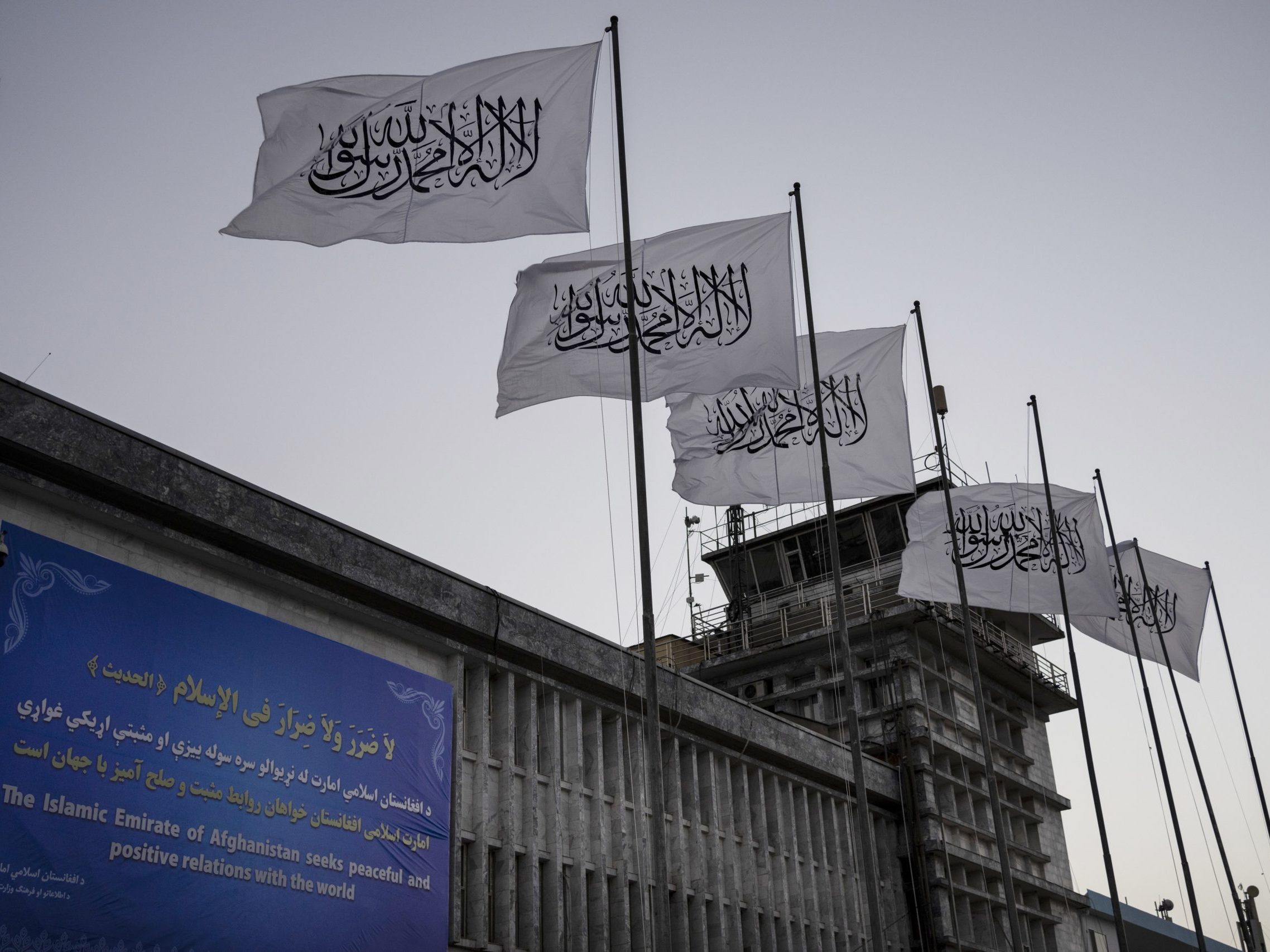 Taliban-Flaggen bei einem Flughafen in Afghanistan.